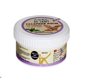 Secrets de Tanit Сахарная паста для эпиляции с экстрактом мяты, 250 г0304825 Secrets de Tanit Сахарная паста для эпиляции с экстрактом мяты, 250 г0304825100% натуральное средство для удаления волос со всех участков тела. Экстракт мяты охлаждает кожу. МягкаяПреимущества шугаринга:1. Паста наносится против роста волоса, снимается по росту (тем самым волос не обламывается, а вырывается с корнем, что предотвращает врастание волоса); 2. Температура пасты при нанесении равна температуре тела, что исключает гипертермию кожи, что позволяет наносить ее на самые чувствительные зоны; 3. Волос удаляется минимальной длины (от 3 мм); 4. Разная плотность паст позволяет удалять волос от пушкового до забритого жесткого; 5. Деликатное мануальное воздействие способствует вместе с удалением волоса проводить деликатный пилинг - удаление мертвых клеток, что делает кожу гладкой и шелковистой; 6. Минимальные дискомфортные ощущения во время процедуры позволяют проводить ее беременным женщинам и людям с расширенной сосудистой сеткой на ногах. 7. Остатки пасты смываются водой, так как сахарная паста водорастворима. 8. В состав пасты входят вода, сахар, лимонный сок, что свидетельствуето натуральностисостава. 9. Шугаринг- это безопасная и гигиеничная процедура так как паста не вызывает аллергии, не используется вторично, не противопоказана даже людям, страдающим диабетом. Высокая концентрация сахара препятствует появлению бактерий.Товар сертифицирован.