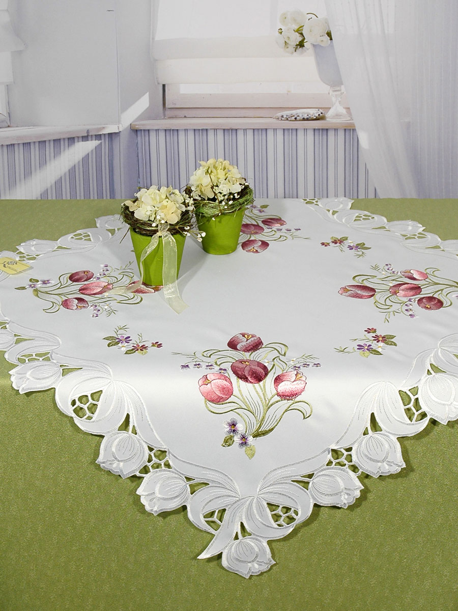 Скатерть Schaefer, квадратная, цвет: белый, 85x 85 см. 07252-10007107-402 Скатерть Schaefer, квадратная, цвет: белый, 85x 85 см. 07252-10007107-402Очень нежная скатерть Schaefer выполнена из полиэстера белого цвета. По всему краю в технике ришелье вышиты белые тюльпаны - очень редко встречающийся вариант вышивки! По самой скатерти вышиты шелком букетики розовых тюльпанов. Изделия из полиэстера легко стирать: они не мнутся, не садятся и быстро сохнут, они более долговечны, чем изделия из натуральных волокон.Скатерть Schaeferне останется не без внимания ваших гостей, а вас будет ежедневно радовать своим позитивом.