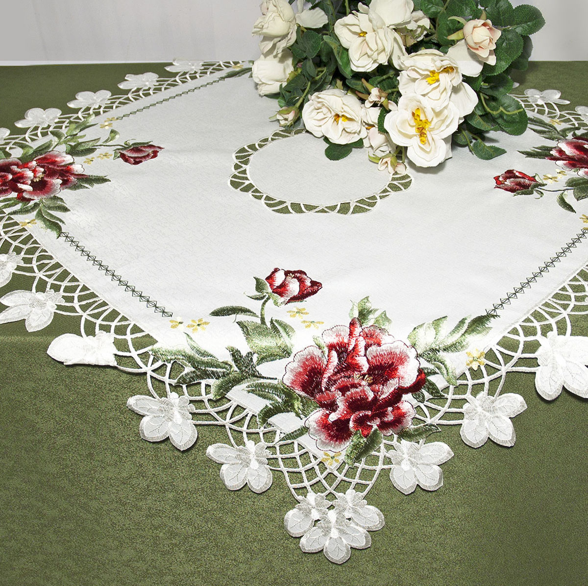 Скатерть Schaefer, квадратная, цвет: белый, 85x 85 см. 07481-1002014-24 Скатерть Schaefer, квадратная, цвет: белый, 85x 85 см. 07481-1002014-24Скатерть Schaefer изготовлена из полиэстера и украшена цветочной вышивкой. Края изделия оформлены в технике ришелье.Изделия из полиэстера легко стирать: они не мнутся, не садятся и быстро сохнут, они более долговечны, чем изделия из натуральных волокон. Кроме того, ткань обладает водоотталкивающими свойствами. Такая скатерть будет просто не заменима на кухне, а особенно на вашем обеденном столе на даче под открытым небом. Скатерть Schaefer не останется без внимания ваших гостей, а вас будет ежедневно радовать ярким дизайном и несравненным качеством.Немецкая компания Schaefer создана в 1921 году. На протяжении всего времени существования она создает уникальные коллекции домашнего текстиля для гостиных, спален, кухонь и ванных комнат. Дизайнерские идеи немецких художников компании Schaefer воплощаются в текстильных изделиях, которые сделают ваш дом красивее и уютнее и не останутся незамеченными вашими гостями. Дарите себе и близким красоту каждый день! Изысканный текстиль от немецкой компании Schaefer - это красота, стиль и уют в вашем доме.