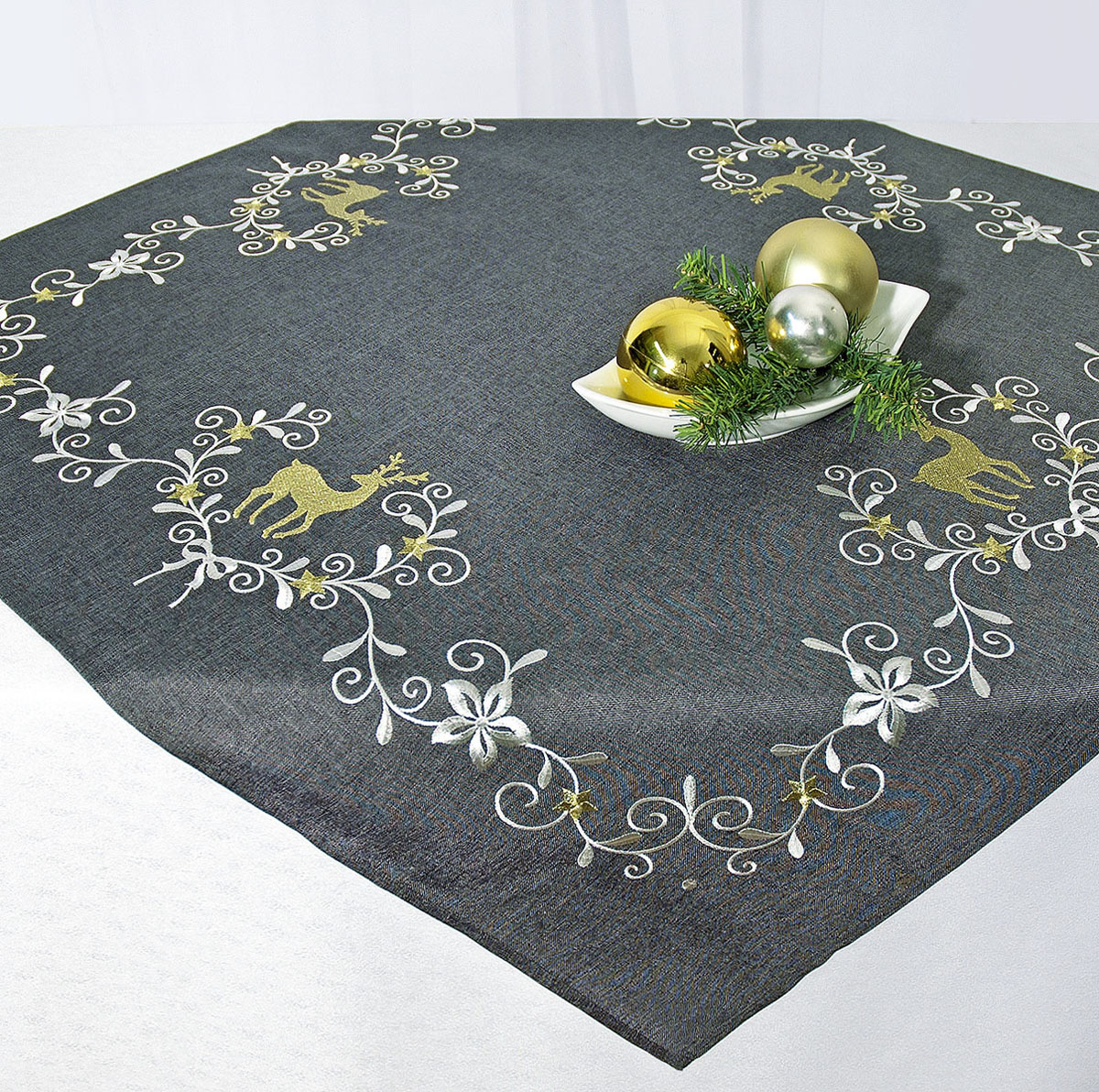 Скатерть Schaefer, квадратная, цвет: белый, серый, 85x 85 см. 07489-100S03301004 Скатерть Schaefer, квадратная, цвет: белый, серый, 85x 85 см. 07489-100S03301004Скатерть Schaefer изготовлена из полиэстера и украшена новогодней вышивкой.Изделия из полиэстера легко стирать: они не мнутся, не садятся и быстро сохнут, они более долговечны, чем изделия из натуральных волокон. Кроме того, ткань обладает водоотталкивающими свойствами. Такая скатерть будет просто не заменима на кухне, а особенно на вашем обеденном столе на даче под открытым небом. Скатерть Schaefer не останется без внимания ваших гостей, а вас будет ежедневно радовать ярким дизайном и несравненным качеством.Немецкая компания Schaefer создана в 1921 году. На протяжении всего времени существования она создает уникальные коллекции домашнего текстиля для гостиных, спален, кухонь и ванных комнат. Дизайнерские идеи немецких художников компании Schaefer воплощаются в текстильных изделиях, которые сделают ваш дом красивее и уютнее и не останутся незамеченными вашими гостями. Дарите себе и близким красоту каждый день! Изысканный текстиль от немецкой компании Schaefer - это красота, стиль и уют в вашем доме.