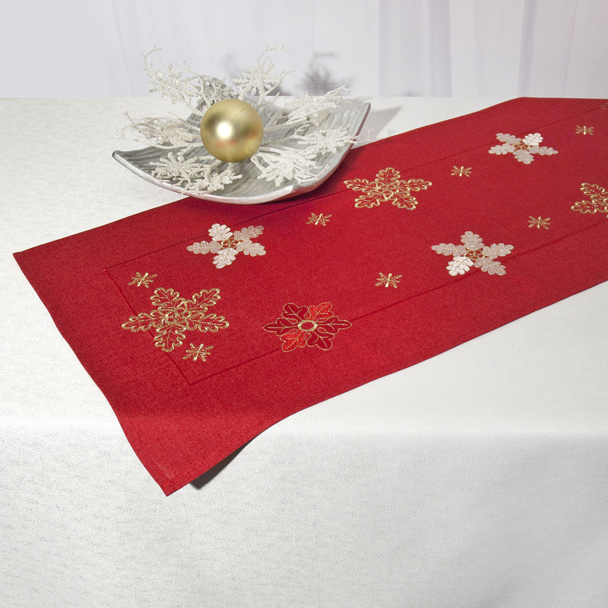 Дорожка для декорирования стола Schaefer, прямоугольная, цвет: красный, 40 x 110 см 07490-233VT-1520(SR) Дорожка для декорирования стола Schaefer, прямоугольная, цвет: красный, 40 x 110 см 07490-233VT-1520(SR)Дорожка Schaefer выполнена из высококачественного полиэстера и украшена вышитым рисунком в виде снежинок. Вы можете использовать дорожку для декорирования стола, комода или журнального столика.Благодаря такой дорожке вы защитите поверхность мебели от воды, пятен и механических воздействий, а также создадите атмосферу уюта и домашнего тепла в интерьере вашей квартиры. Изделия из искусственных волокон легко стирать: они не мнутся, не садятся и быстро сохнут, они более долговечны, чем изделия из натуральных волокон. Изысканный текстиль от немецкой компании Schaefer - это красота, стиль и уют в вашем доме. Дорожка органично впишется в интерьер любого помещения, а оригинальный дизайн удовлетворит даже самый изысканный вкус. Дарите себе и близким красоту каждый день!