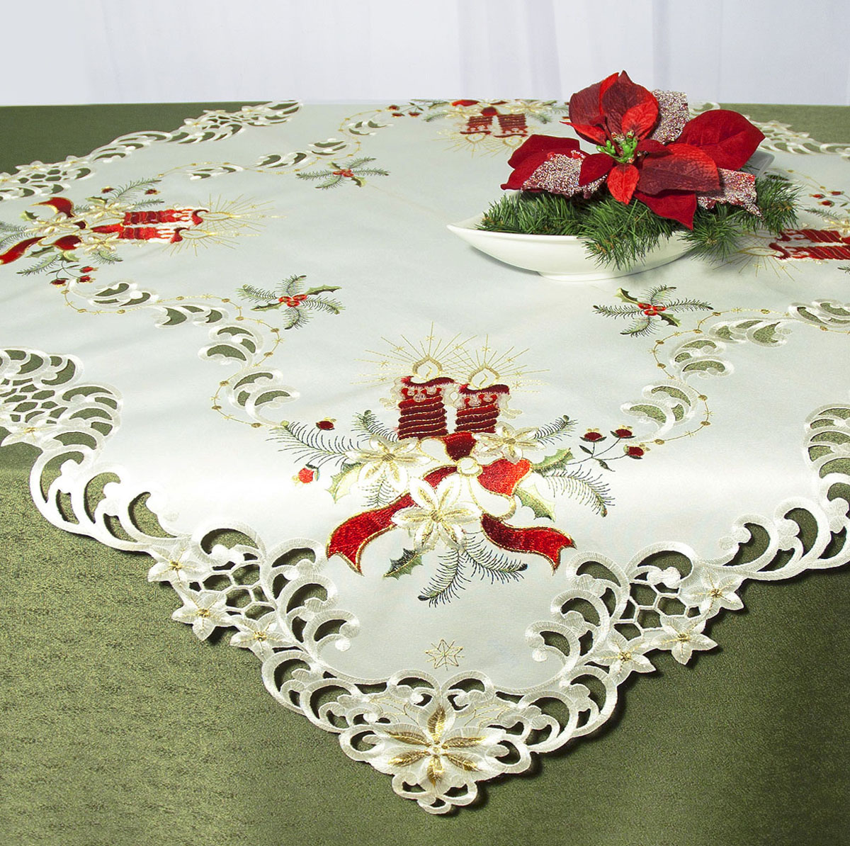 Скатерть Schaefer, квадратная, цвет: белый, красный, 85x 85 см. 07483-1001004900000360 Скатерть Schaefer, квадратная, цвет: белый, красный, 85x 85 см. 07483-1001004900000360Скатерть Schaefer изготовлена из высококачественного полиэстера и украшена новогодней вышивкой. Края изделия оформлены вышивкой в технике ришелье.Изделия из полиэстера легко стирать: они не мнутся, не садятся и быстро сохнут, они более долговечны, чем изделия из натуральных волокон. Кроме того, ткань обладает водоотталкивающими свойствами. Такая скатерть будет просто не заменима на кухне, а особенно на вашем обеденном столе на даче под открытым небом. Скатерть Schaefer не останется без внимания ваших гостей, а вас будет ежедневно радовать ярким дизайном и несравненным качеством.Немецкая компания Schaefer создана в 1921 году. На протяжении всего времени существования она создает уникальные коллекции домашнего текстиля для гостиных, спален, кухонь и ванных комнат. Дизайнерские идеи немецких художников компании Schaefer воплощаются в текстильных изделиях, которые сделают ваш дом красивее и уютнее и не останутся незамеченными вашими гостями. Дарите себе и близким красоту каждый день! Изысканный текстиль от немецкой компании Schaefer - это красота, стиль и уют в вашем доме.
