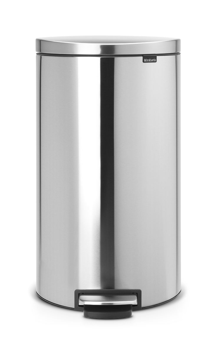 Бак мусорный Brabantia FlatBack+, с педалью, цвет: матовая сталь, 30 лLB7201 Бак мусорный Brabantia FlatBack+, с педалью, цвет: матовая сталь, 30 лLB7201Бак FlatBack+ - это самый эргономичный бак бренда Brabantia. При этом механизм MotionControl обеспечивает бесшумное закрывание и мягкое действие педали. Но и это еще не все - бак имеет защиту от отпечатков пальцев, а также удобную гибкую ручку для переноски. Бесшумное закрывание и мягкое действие педали - механизм MotionControl; Рациональное использование пространства - благодаря конструкции бак может устанавливаться вплотную к стене или кухонному шкафу; Умная фиксация крышки - при открывании крышка не касается стены благодаря уникальной конструкции крепления; Удобный в использовании - при открывании вручную крышка фиксируется в открытом положении, закрывается нажатием педали; Удобная очистка - съемное внутреннее ведро из пластика со складными захватами; Удобная смена мешков для мусора - специальная функция фиксации внутреннего ведра в поднятом положении; Бак удобно перемещать - гибкая ручка для переноски; Предохранение пола от повреждений - пластиковый защитный обод; Всегда опрятный вид – идеально подходящие по размеру мешки для мусора с завязками (размер G); 10-летняя гарантия Brabantia. Цвет: матовый стальной с защитой от отпечатков пальцев