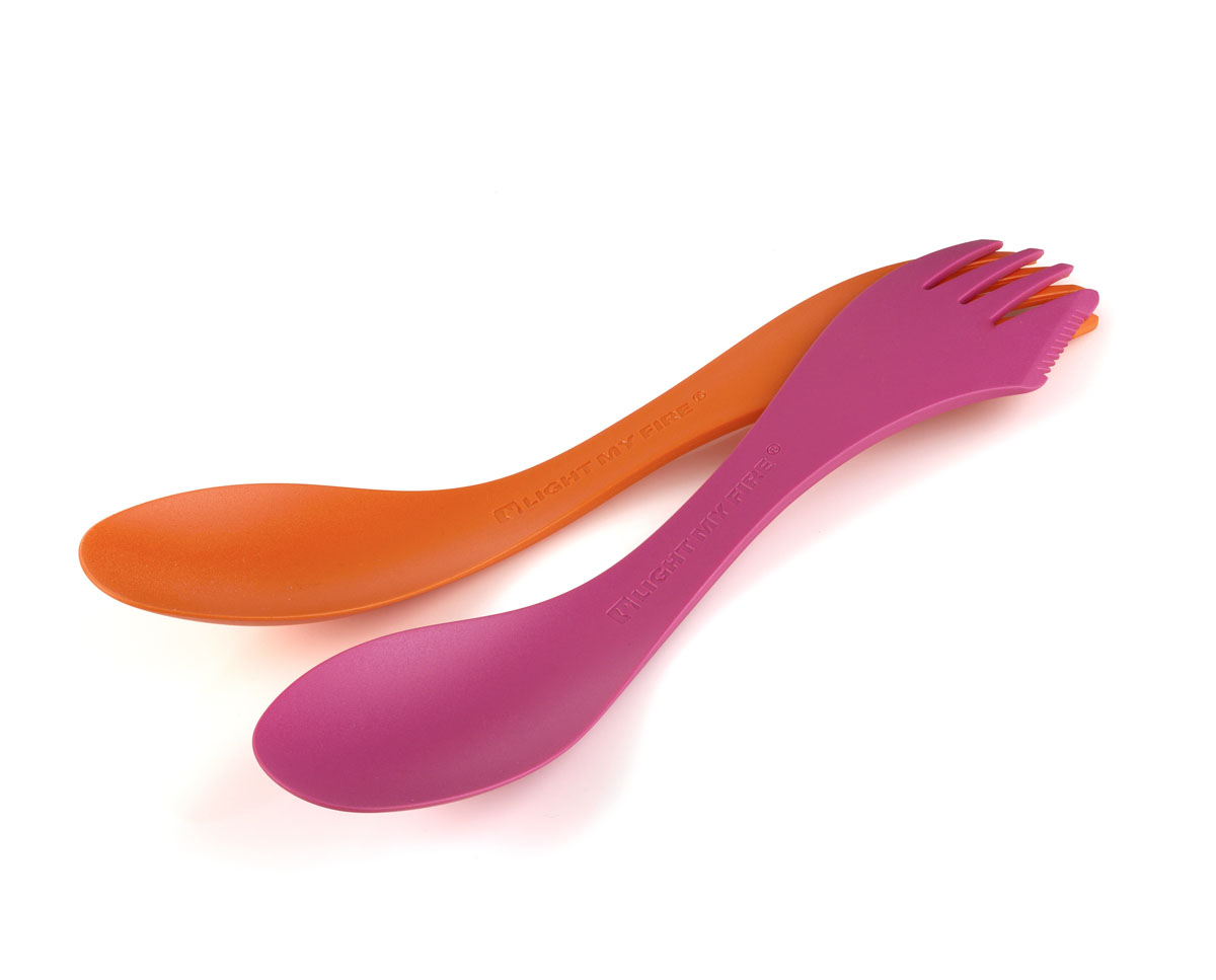 Ловилка Light My Fire Spork L, цвет: фуксия, оранжевый, 25 см, 2 штNG-1500-1 Ловилка Light My Fire Spork L, цвет: фуксия, оранжевый, 25 см, 2 штNG-1500-1Комплект из двух ловилок Light My Fire Spork L яркой расцветки. Ловилки сочетают в себе ложку, вилку и нож. Они выполнены из легкого и прочного термостойкого пластика. Качество изготовления пластика соответствует последним европейским экологическим стандартам, поэтому ловилкой могут пользоваться даже маленькие дети. Набор таких ловилок пригодится дома и прекрасно впишется в интерьер вашей кухни, а так же будут незаменимы в походе, загородной поездке или на пикнике. Их легко мыть даже в холодной воде и пригодны к мытью в посудомоечной машине, к тому же ловилка не повреждает тефлоновое покрытие посуды. С этим набором вы никогда не останетесь без внимания окружающих!