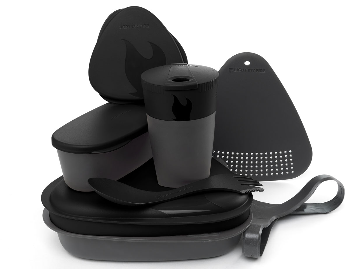 Набор походной посуды Light My Fire MealKit 2.0, цвет: черный, 10 предметовSPIRIT ED 8420 Набор походной посуды Light My Fire MealKit 2.0, цвет: черный, 10 предметовSPIRIT ED 8420Набор походной посуды Light My Fire MealKit 2.0 отлично подойдет для обедов на работе, в школе, для пикника, походов и загородного отдыха. Набор включает в себя: контейнер с крышкой, которая так же может использоваться как тарелка, ловилку Spork Original, которая сочетает в себе ложку, вилку, нож, герметичную коробочку с мерной шкалой SnapBox original, герметичную коробочку c мерной шкалой SnapBox oval, складную кружку Pack-up-Cup, комбинированную разделочную доску и удерживающий резиновый ремешок.Набор можно мыть в посудомоечной машине и использовать в микроволновой печи. Кроме того, набор Light My Fire MealKit 2.0 не тонет в воде! С таким набором не возможно остаться незамеченным.Размер контейнера (с учетом крышки): 19 см х 19 см х 6 см.Объем контейнера: 900 мл. Объем крышки: 500 мл. Длина ловилки: 17 см. Размер кружки (в разложенном виде): 7 см х 7 см х 10,5 см. Объем кружки: 260 мл. Размер кружки (в сложенном виде): 7 см х 7 см х 4 см. Размер разделочной доски: 15 см х 15,5 см. Размер коробочки SnapBox oval (с учетом крышки): 16,5 см х 7 см х 5 см. Объем коробочки SnapBox oval: 320 мл. Размер коробочки SnapBox original (с учетом крышки): 9,5 см х 9,5 см х 4 см. Объем коробочки SnapBox original: 170 мл.