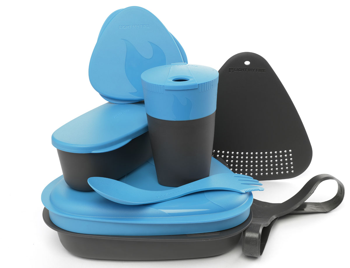 Набор походной посуды Light My Fire MealKit 2.0, цвет: голубой, 10 предметов41362710 Набор походной посуды Light My Fire MealKit 2.0, цвет: голубой, 10 предметов41362710Набор походной посуды Light My Fire MealKit 2.0 отлично подойдет для обедов на работе, в школе, для пикника, походов и загородного отдыха. Набор включает в себя: контейнер с крышкой, которая так же может использоваться как тарелка, ловилку Spork Original, которая сочетает в себе ложку, вилку, нож, герметичную коробочку с мерной шкалой SnapBox original, герметичную коробочку c мерной шкалой SnapBox oval, складную кружку Pack-up-Cup, комбинированную разделочную доску и удерживающий резиновый ремешок.Набор можно мыть в посудомоечной машине и использовать в микроволновой печи. Кроме того, набор Light My Fire MealKit 2.0 не тонет в воде! С таким набором не возможно остаться незамеченным.Размер контейнера (с учетом крышки): 19 см х 19 см х 6 см.Объем контейнера: 900 мл. Объем крышки: 500 мл. Длина ловилки: 17 см. Размер кружки (в разложенном виде): 7 см х 7 см х 10,5 см. Объем кружки: 260 мл. Размер кружки (в сложенном виде): 7 см х 7 см х 4 см. Размер разделочной доски: 15 см х 15,5 см. Размер коробочки SnapBox oval (с учетом крышки): 16,5 см х 7 см х 5 см. Объем коробочки SnapBox oval: 320 мл. Размер коробочки SnapBox original (с учетом крышки): 9,5 см х 9,5 см х 4 см. Объем коробочки SnapBox original: 170 мл.