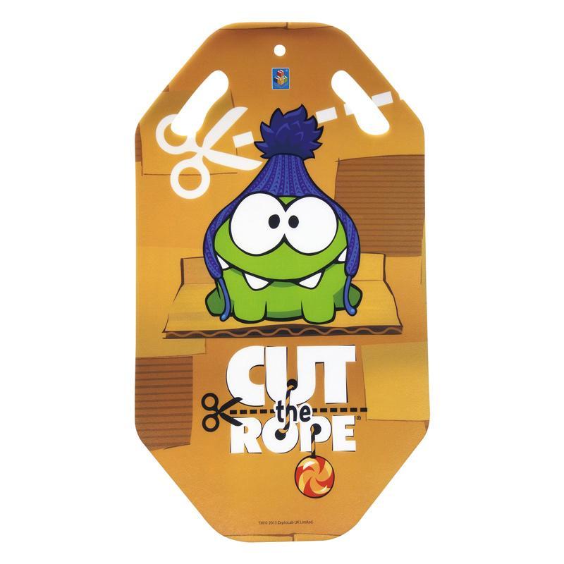 Ледянка 1toy Cut the Rope, длина 92 см336921 Ледянка 1toy Cut the Rope, длина 92 см336921Ледянка с красочным дизайном героев популярной игры Cut the Rope. Несмотря на то, что ледянка очень легкая и прочная, на ней можно кататься практически с любых горок. Изготовлена из прочного вспененного пластика. Прорези для рук позволят не упасть при спуске с крутых горок. Яркий рисунок будет долго держаться даже при интенсивном катании. Характеристики:Материал: ПВХ (поливинилхлорид). Размер ледянки: 92 см х 50 см х 2 см. Размер упаковки: 92 см x 51 см x 2 см Изготовитель: Китай.