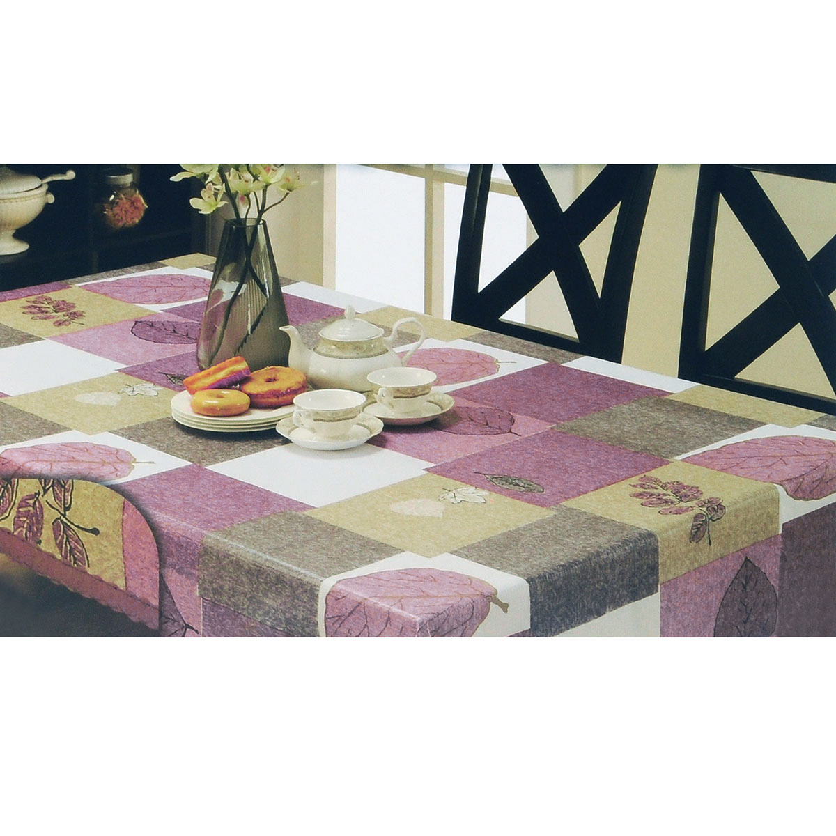Скатерть White Fox Лист, прямоугольная, цвет: сиреневый, серый, 120x 150 см21 395 598 Скатерть White Fox Лист, прямоугольная, цвет: сиреневый, серый, 120x 150 см21 395 598Прямоугольная скатерть White Fox Лист, выполненная из ПВХ с основой из флиса, предназначена для защиты стола от царапин, пятен и крошек. Край скатерти обработан строчкой. Скатерть оформлена изображением листочков, а рифлёная поверхность формирует приятные тактильные ощущения, при этом частички пищи удаляются с легкостью и поверхность остается всегда чистой. Скатерть термостойкая, выдерживает температуру до +70 °C.Скатерть White Fox проста в уходе - её можно протирать любыми моющими средствами при необходимости.Скатерть упакована в виниловый пакет с внутренним цветным вкладышем и подвесом в виде крючка.