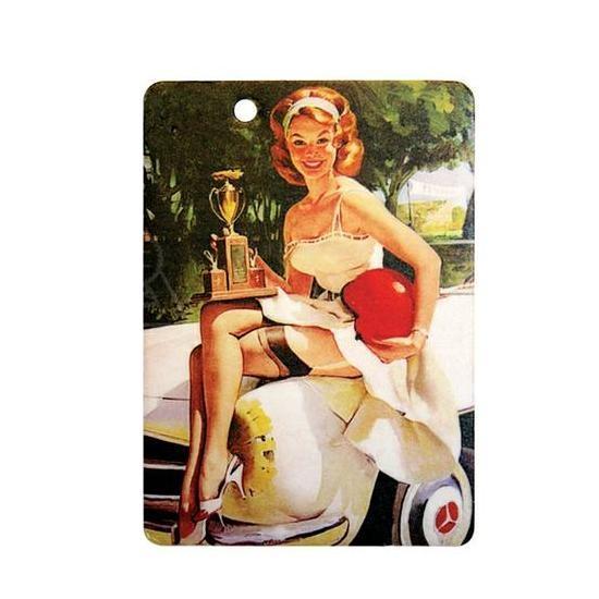 Ароматизатор Phantom Pin Up Betty80621 Ароматизатор Phantom Pin Up Betty80621Ароматизатор Phantom Pin Up Betty имеет тонкий и сложный аромат классической ванили. Предназначен для автомобиля, а также для небольших помещений. Выполнен из картона и снабжен специальной нитью для подвешивания. Аромат держится до 40 дней. Серия выполнена в известном стиле американской графики Pin Up, популярность которого не угасает с 40-х годов. Уникальный дизайн, нет аналогов на рынке! Высокое качество печати. Очаровательные сюжеты этой серии никого не оставят равнодушными! Ароматизаторы Phantom создают в салоне автомобиля благоприятную и непринужденную атмосферу, как для водителя, так и для пассажиров. В отличие от традиционных освежителей воздуха, Phantom обладают не только превосходными ароматами, но и стильным и приятным дизайном. Качество ароматизаторов Phantom постоянно поддерживается на высоком уровне, а в производстве ароматов используется только качественные ингредиенты. Состав: картон, ароматическая отдушка. Размер ароматизатора: 6 см х 8,5 см.