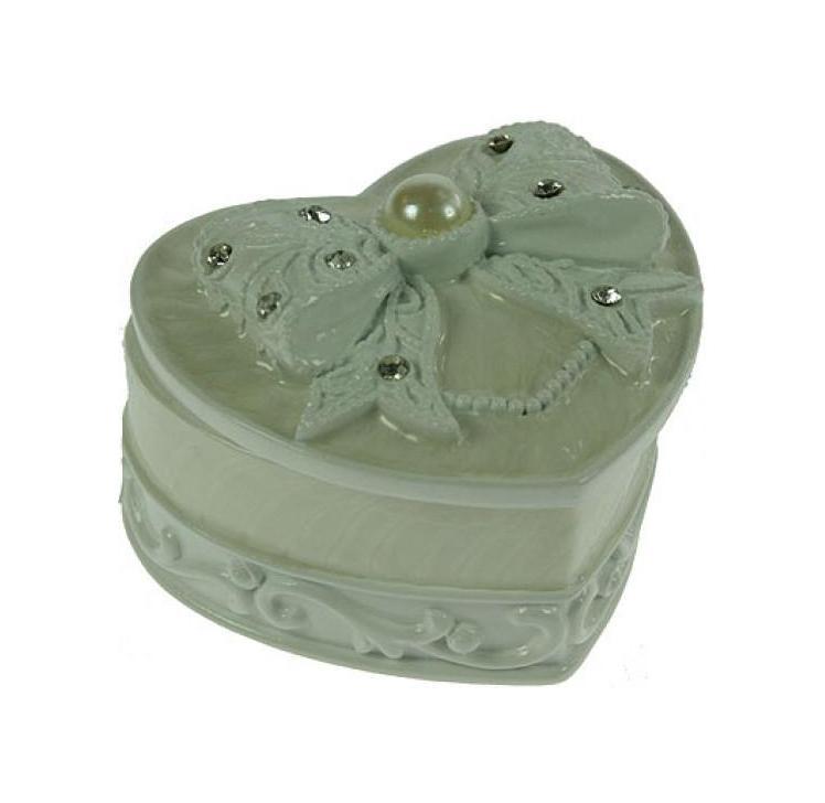 Шкатулка Кружевной бант 8*7*6см54 009303 Шкатулка Кружевной бант 8*7*6см54 009303Шкатулка Русские подарки Кружевной бант 127933 для хранения ювелирных украшений не оставит равнодушной ни одну любительницу изысканных вещей. С ней вы сможете внести в интерьер частичку элегантности. Данная модель выполнена из качественных материалов и станет оригинальным подарком. Материал: полистоун, стекло, ПМ; цвет: белый