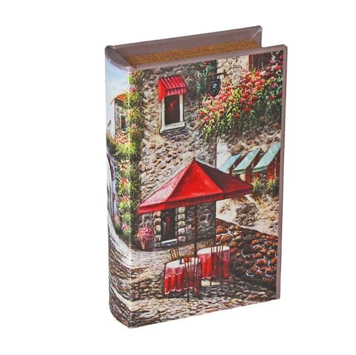 Сейф-книга Венский дворик. 444047RG-D31S Сейф-книга Венский дворик. 444047RG-D31S«Хочешь спрятать что-нибудь – положи это на видное место», – гласит народная мудрость. Именно поэтому этот небольшой сейф замаскирован под... книгу! В нем вы можете хранить то, что кажется достаточно личным и что Вы не привыкли показывать посторонним. Это могут быть старые письма, которые Вы время от времени перечитываете, фотографии, вызывающие драгоценные воспоминания, или другие важные для Вас предметы. Положите их в сейф, заприте, поставьте на книжную полку или стеллаж и убедитесь в оригинальности этого тайничка: он будет находиться на видном месте и при этом не привлечет к себе внимания. Характеристики:Материал: дерево, металл, кожзаменитель, шелк. Размер сейфа-книги:13 см x 21 см x 5 см. Размер упаковки:14,5 см х 21,5 см х 6 см. Артикул:444047.