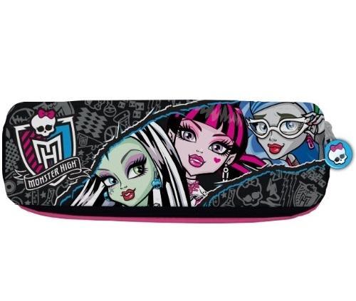Пенал-косметичка, Размер 17 х 6 х 4 см. Monster High72523WD Пенал-косметичка, Размер 17 х 6 х 4 см. Monster High72523WDШкольниц сразило повальное увлечение мультфильмом о монстрах-старшеклассниках Monster High. Тех родителей, кто уже готов бить тревогу, мы хотим успокоить: мультик, как ни странно, добрый и с позитивным смыслом. Неважно, кто ты и как ты выглядишь – важно, умеешь ли ты дружить и готов ли ты постигать новое и интересное. Если такая философия вам по душе, то начинайте фанатеть по «Школе Монстров» вместе с ребенком! Прежде чем покупать кукол, брелочки и тетрадки, приобретите самый модный и нужный аксессуар – школьный пенал. Изображения любимых героинь будут поднимать ребенку настроение, что положительно скажется на результатах учебы.