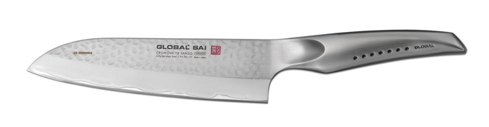 Нож сантоку Global Sai, длина лезвия 19 смSK-KS18St red Нож сантоку Global Sai, длина лезвия 19 смSK-KS18St redНожи Global Sai сделаны по тем же строгим стандартам, что и классические линейки Global, однако имеют полностью обновленный эргономичный дизайн ручек, учитывающий положение большого пальца, что позволяет уменьшить усилия при резке. Привлекательная двусторонняя отделка лезвия, выполненная специальным электромолотком, имеет не только декоративную функцию - получившиеся таким образом воздушные карманы, позволяют идеально нарезать продукты, и не допускают прилипания пищи к лезвию.Бренд Global выбор многих поваров со всего мира, ножи этого производителя известны своей универсальностью и исключительной ловкостью.Отличительной чертой японских ножей Global являются их рукоятки и уникальная бесшовная конструкция. Рукоятки и лезвия изготовлены из одного, цельного полотна нержавеющей стали, что делает ножи максимально гигиеничными и прочными. На них не скапливается грязь, и их очень легко мыть. Покрытие рукоятки специальными ямочками-впадинами, обеспечивает удобный и надежный захват.Лезвие изготовлено из специального материала Cromova 18 Sanso, который состоит из трех слоев нержавеющей стали (центрального и двух боковых). Центральный слой режущей поверхности сделан из нержавеющей стали Cromova 18 (хром, молибден, ванадий) с твердостью по шкале Роквелла 58-59 единиц и заточен к острому краю, что дает удивительные результаты при резке. Этот слой заключен между двумя боковыми слоями более мягкой нержавеющей стали SUS 410, что помогает защитить лезвие от скалывания и коррозии. Еще одной важной отличительной характеристикой ножа является его идеальная балансировка. Полая ручка ножа заполнена песком, количество которого точно рассчитано, чтобы обеспечить наиболее оптимальное соотношение веса лезвия и рукоятки. Этот метод позволяет добиться максимально точной балансировки.Не рекомендуется использование в посудомоечной машине.
