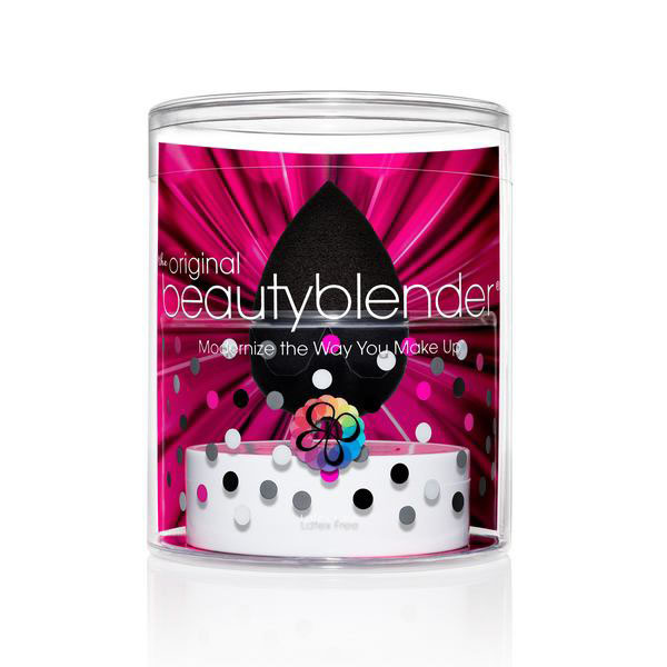Beautyblender Спонж для макияжа Pro и мыло для очистки Solid Blendercleanser, 30 мл1301210 Beautyblender Спонж для макияжа Pro и мыло для очистки Solid Blendercleanser, 30 мл1301210Профессиональный спонж Beautyblender Pro поможет непрофессионалам нанести макияж идеально, с его помощью - это не сложно. А мастера макияжа значительно сократят время на нанесение идеального тона, увидят экономию тональных средств, а так же один спонж заменит множество кистей. Необычная форма спонжа, форма капли, дает массу преимуществ. Нанесение тона без полосок и линий, которые оставляют угловые и плоские спонжи, легкий доступ в труднодоступные места и идеальное распределение средства. С помощью Beautyblender Pro вы можете наносить не только тональные средства, но и средства по уходу и автозагары. Что бы сохранить его на долго необходимо очищать его при помощи очищающего мыла или геля для спонжей и кистей Blendercleanser. Мягко очищает спонжи, кисти, продлевает их срок эксплуатации, прекрасно подходит в том числе и для точечного очищения.Способ применения: смочите спонж, отожмите (степень влажности влияет на плотность слоя, чем суше спонж, тем плотнее слой), нанесите средство. Используйте заостренный конец Pro для труднодоступных мест - это зона под глазами и область вокруг крыльев носа. Круглое основание используйте на больших участках лица - щеки, лоб, подбородок. После использования смочить спонж водой; отжать и окунуть в мыло Blendercleanser, поработать в мыле. Спонж хорошо промыть, отжать лишнюю воду, дать просохнуть на воздухе или поместить в кейс-сумочку Beautyblender. Слейте из контейнера с мылом лишнюю воду и закройте его. Товар сертифицирован.