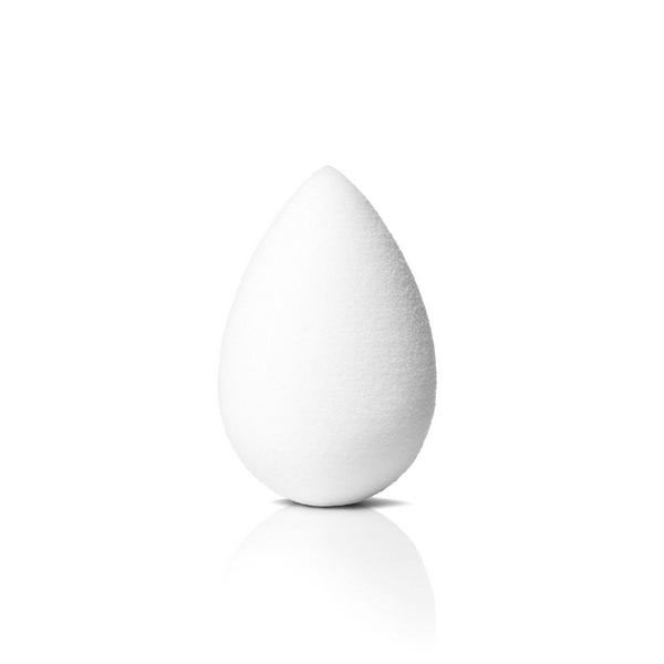 Beautyblender Спонж Pure19-5029 Beautyblender Спонж Pure19-5029Профессиональный спонж Beautyblender Pure, его революционная форма, форма капли, открывает доступ в труднодоступные места (вокруг глаз, носа). Спонж Beautyblender Pure создан специально для нанесения косметических продуктов и средств макияжа, великолепно подходит для чувствительной кожи и применяется для нанесения основы под макияж, сывороток и увлажняющих средств, создавая профессиональный макияж. Замшевая текстура и изгибы спонжа повторяют контур Вашего лица. Безлатексный и не имеет запаха.