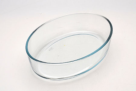 Жаровня Mayer & Boch, 3,2 л300180_синий Жаровня Mayer & Boch, 3,2 л300180_синийЖаровня Mayer & Boch выполнена из огнеупорного стекла. Форма не вступает в реакцию с готовящейся пищей, а потому не выделяет никаких вредных веществ, не подвергается воздействию кислот и солей. Стеклянная посуда очень удобна для приготовления и подачи самых разнообразных блюд: супов, вторых блюд, десертов. Стекло выдерживает температуру от - 40°C до +400°C. Благодаря прозрачности стекла, за едой можно наблюдать при ее готовке, еду можно видеть при подаче, хранении. Используя эту форму, вы можете, как приготовить пищу, так и изящно подать ее к столу, не меняя посуды. Форма может быть использована в духовке, микроволновой печи и морозильной камере. Можно мыть в посудомоечной машине. Размер (ДхШхВ): 35 см х 24,5 см х 5,5 см.