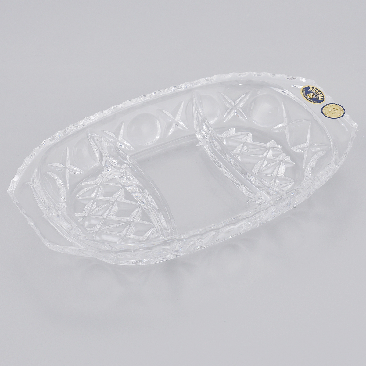 Кабаретт Crystal Bohemia, 21,5 х 12,5 х 3 см115510 Кабаретт Crystal Bohemia, 21,5 х 12,5 х 3 см115510Кабаретт Crystal Bohemia изготовлен из высококачественного хрусталя в виде блюда с тремя отделениями и декорирован рельефом. Кабаретт сочетает в себе изысканный дизайн с максимальной функциональностью. Он прекрасно впишется в интерьер вашей кухни и станет достойным дополнением к кухонному инвентарю. Кабаретт не только украсит ваш кухонный стол и подчеркнет прекрасный вкус хозяйки, но и станет отличным подарком.Общий размер: 21,5 см х 12,5 см х 3 см.Средний размер отделения: 5 см х 11,5 см.