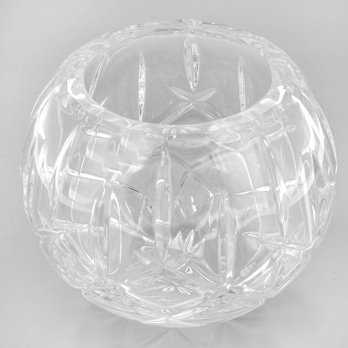 Ваза Crystal Bohemia Шар, диаметр 10 смFS-91909 Ваза Crystal Bohemia Шар, диаметр 10 смFS-91909Ваза Crystal Bohemia Шар выполнена из прочного высококачественного хрусталя и декорирована рельефом. Она излучает приятный блеск и издает мелодичный звон. Ваза сочетает в себе изысканный дизайн с максимальной функциональностью. Ваза не только украсит дом и подчеркнет ваш прекрасный вкус, но и станет отличным подарком.Высота: 14 см.Диаметр по верхнему краю: 10 см.Диаметр основания: 7 см.