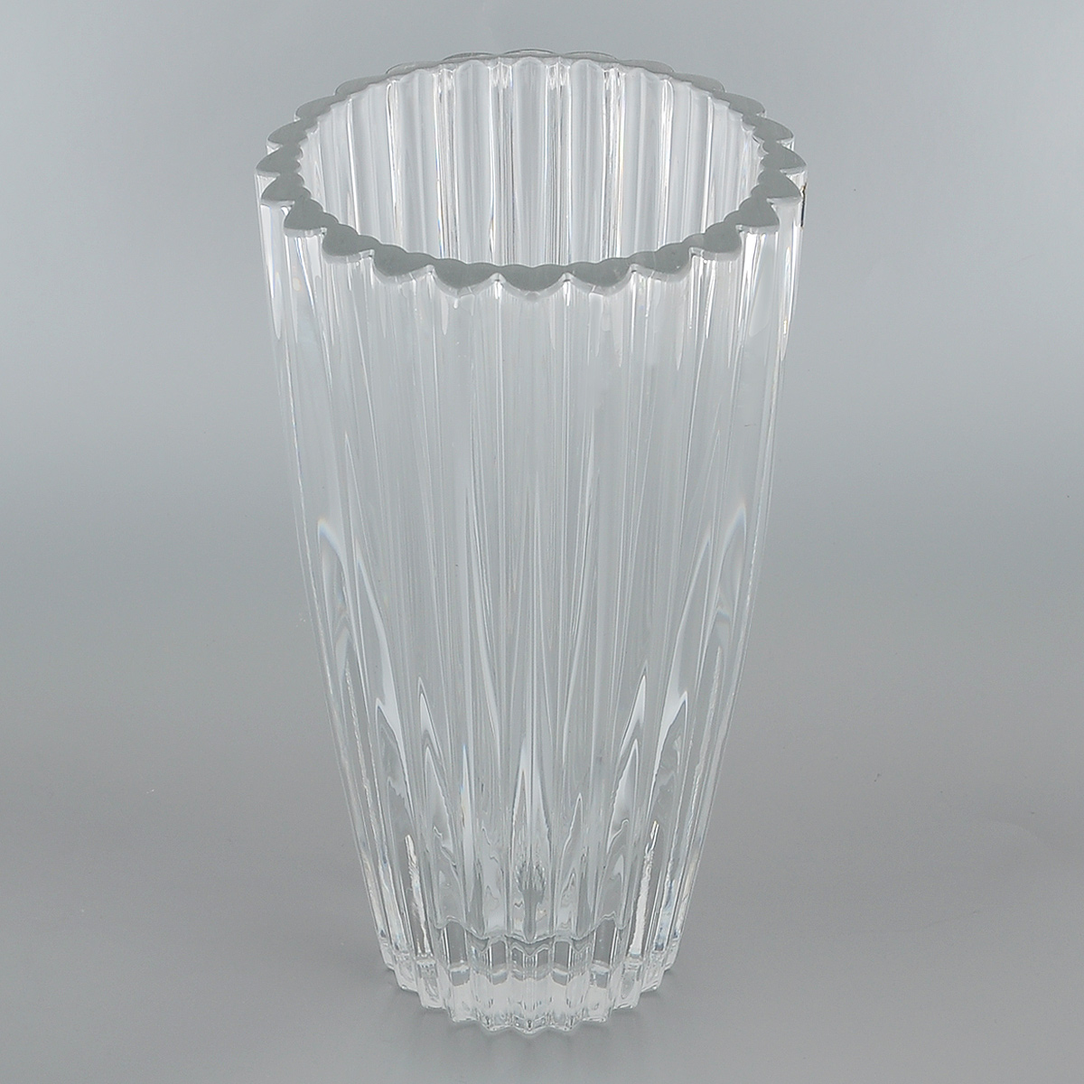 Ваза Crystal Bohemia, высота 24,5 смFS-80418 Ваза Crystal Bohemia, высота 24,5 смFS-80418Ваза Crystal Bohemia выполнена из прочного высококачественного граненого хрусталя. Она излучает приятный блеск и издает мелодичный звон. Ваза сочетает в себе изысканный дизайн с максимальной функциональностью. Ваза не только украсит дом и подчеркнет ваш прекрасный вкус, но и станет отличным подарком.Высота: 24,5 см.Диаметр основания: 8 см.