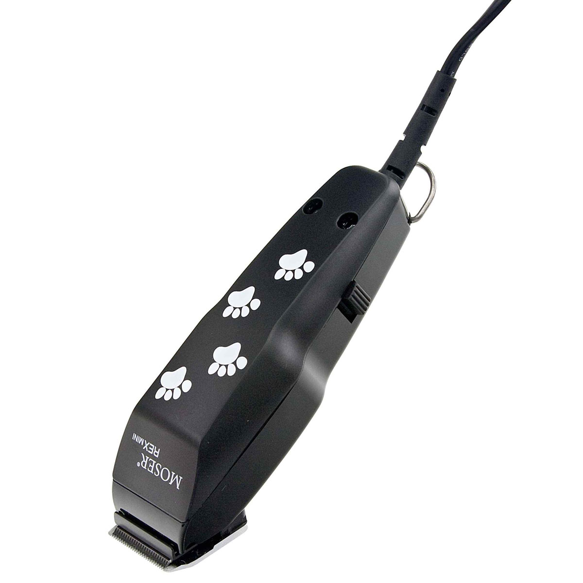 Триммер для животных Moser Rex Mini. 1411-00600120710 Триммер для животных Moser Rex Mini. 1411-00600120710Триммер Moser Rex Mini - это сетевой прибор, предназначенный для быстрой и легкой стрижки домашних животных. Подходит для собак и кошек. Корпус изделия, выполненный из пластика, оформлен изображением белых следов от лапок. Триммер снабжен мощным и надежным поляризованным анкерным мотором, благодаря которому прибор работает чрезвычайно тихо и обеспечивает плавный ход. Профессиональный нож из высококачественной стали обработан методом алмазного шлифования. Нож закреплен на винтах. Круглый кабель имеет ушко для подвешивания. В комплект входит:- триммер; - защитная крышка для ножа; - регулируемая насадка 3-6 мм; - масло; - щеточка для очистки.Размер корпуса триммера (ДхШхВ): 4 см х 13,5 см х 3 см.Длина рабочей поверхности ножа: 3 см.Количество насадок: 1 шт.Ширина среза: 32 мм.Высота среза: 0,1 мм.Мощность: 5 Вт.