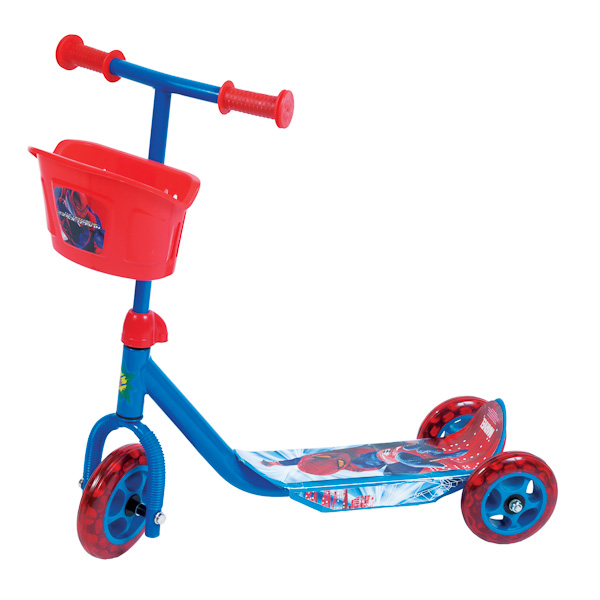 Самокат трехколесный Marvel Spider-Man. ST-PL-SPIDER MANWRA523700 Самокат трехколесный Marvel Spider-Man. ST-PL-SPIDER MANWRA523700Трехколесный пластиковый самокат Marvel Spider-Man с изображением Человека-Паука из мультфильма Spider-Man обязательно понравится вашему ребенку.В комплект входят детали самоката и инструкция по сборке и эксплуатации на русском языке. Корпус самоката выполнен из прочного и легкого алюминия с элементами из пластика и ПВХ. Площадка для ног имеет ребристую поверхность, на котором удобно стоять. Пластиковые ручки с ограничителями обеспечивают удобство при использовании и предотвращают появление мозолей. Полиуретановые колеса имеют хорошее сцепление с поверхностью и обеспечивают комфортное движение без тряски. Самокат также оснащен вместительной корзиной для игрушек.С таким самокатом игры на свежем воздухе станут еще веселее! Порадуйте своего ребенка таким замечательным подарком!