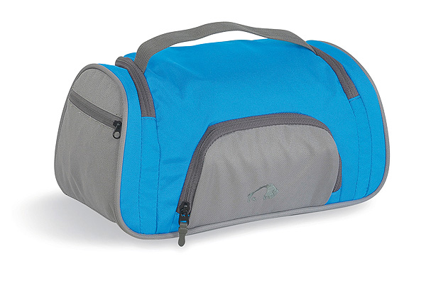Косметичка для путешествий Tatonka Wash Bag Plus, цвет: голубой. 2839.194Гризли Косметичка для путешествий Tatonka Wash Bag Plus, цвет: голубой. 2839.194ГризлиКосметичка Tatonka Wash Bag Plus подкупает не только своим дизайном, но и функциональными деталями - такими как, например, держатель резинок для волос, предотвращающий их долгий поиск, небьющееся зеркальце или петля для опционального подвесного крючка.Преимущества и особенности:Небьющееся зеркальце.Поворачивающийся крючок для подвешивания.Обычные карманы и сетчатый карман внутри.Держатель резинок для волос внутри.Ручка для переноса.Петля для опционального подвесного крючка.Боковой карман на молнии и сетчатый карман.Передний карман на молнии.