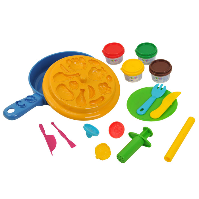 Playgo Набор для лепки Dough Chef Frying Pan72523WD Playgo Набор для лепки Dough Chef Frying Pan72523WDНабор для лепки Playgo Dough Chef Frying Pan представляет собой сочетание моделирования и игры. Набор включает в себя: 4 баночки массы для лепки по 28 г (красный, желтый. зеленый, коричневый), 2 стека для моделирования, шприц для выдавливания, 3 пресс-формочки, 1 палитру форм, скалку, сковороду, вилку, нож, тарелку. Входящая в набор пластилиновая масса разработана специально для детей, очень мягкая, приятно пахнет, ее не надо разминать перед лепкой.Пластилин быстро высыхает, не имеет запаха, не липнет к рукам и одежде, легко смывается, а так же легко смешивается, что позволяет получать новые цвета. Оба стека, вилка и нож выполнены из пластика и не имеют острых концов, что безопасно для вашего малыша. С помощью стеков он сможет легко и быстро разрезать массу. Фигурный шприц для выдавливания поможет вашему малышу легко создать детали в форме узких палочек. С помощью пресс-формочек, палитры форм и скалки ваш ребенок сможет создать фигурки различных продуктов питания. При помощи этого набора ваш ребенок сможет своими руками изготовить аппетитные и яркие блюда.Работа с пластилином развивает мелкую моторику пальцев малыша, пространственное воображение, фантазию.