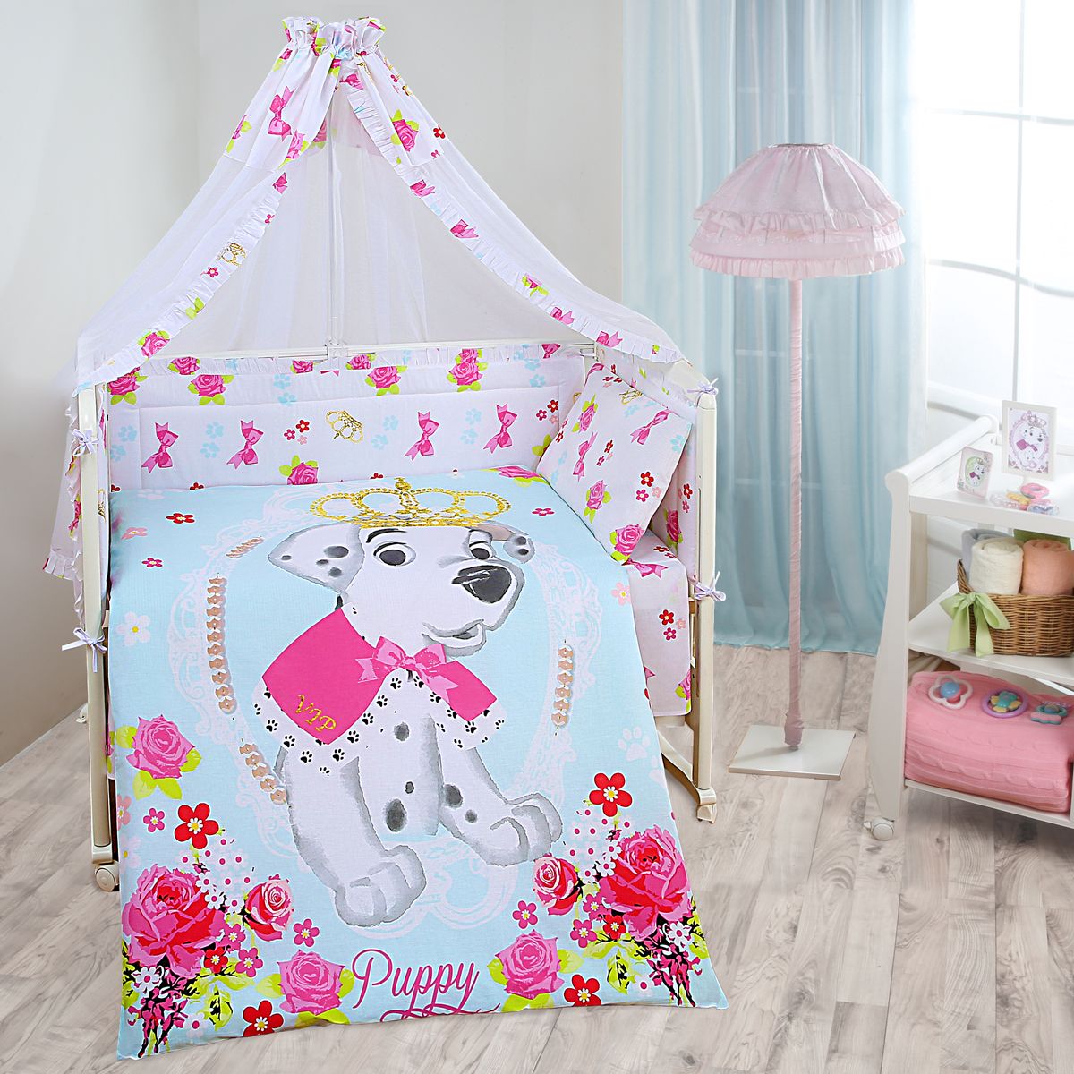 Комплект в кроватку Mona Liza Disney baby Далматинец винтаж, цвет: белый, 7 предметов531-105 Комплект в кроватку Mona Liza Disney baby Далматинец винтаж, цвет: белый, 7 предметов531-105Комплект в кроватку Mona Liza Disney baby Далматинец винтаж прекрасно подойдет для кроватки вашего малыша, добавит комнате уюта и согреет в прохладные дни.В качестве материала верха использован натуральный хлопок, мягкая ткань не раздражает чувствительную и нежную кожу ребенка и хорошо вентилируется.Бортик, подушка и одеяло наполнены 100% полиэфиром. Балдахин выполнен из 100% полиэфира с отделкой 100% хлопка. Комплект состоит из: бортиков 40 см х 60 см - 2 шт, 40 см х 120 см - 2 шт, балдахина 150 см х 300 см,плоской подушки 40 см х 60 см,зимнего одеяла 105 см х 140 см,пододеяльника 110 см х 145 см,наволочки 40 см х 60 см,простыни 100 см х 145 см.Элементы комплекта выполнены из 100% хлопка и оформлены аппликацией в виде забавного щенка далматинца.Очень важно, чтобы ваш малыш хорошо спал - это залог его здоровья, а значит вашего спокойствия. Согласно рекомендациям детских врачей, лучше всего приобретать изделия только с натуральными наполнителями. Они обеспечивают идеальный термо- и гидробаланс сна вашему малышу.