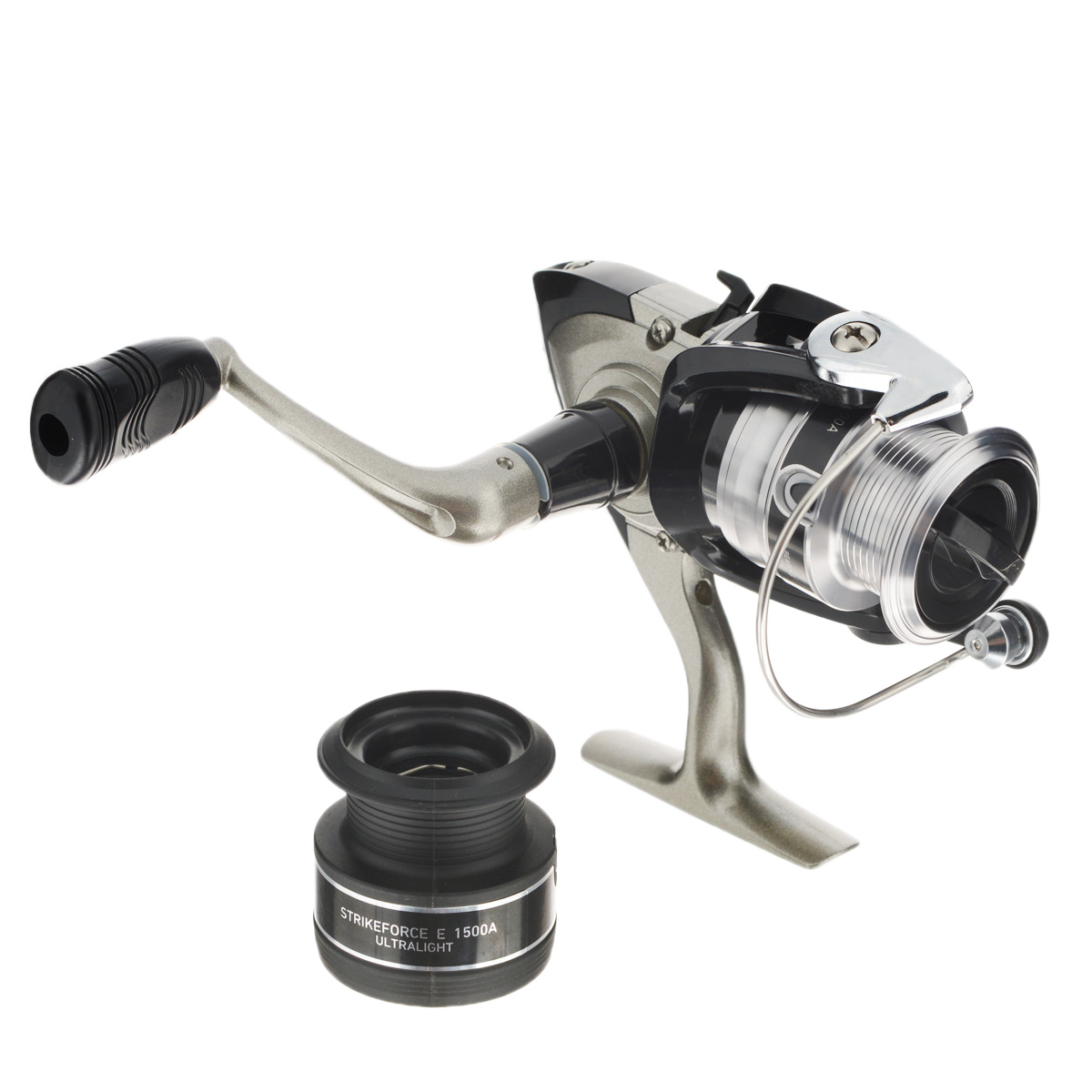 Катушка безынерционная Daiwa Strikeforce E 1500 A0049504 Катушка безынерционная Daiwa Strikeforce E 1500 A0049504Daiwa Strikeforce E 1500 A - это наше новое предложение для начинающих рыболовов. В катушке применена технология Daiwa Twistbuster для ролика лесоукладывателя, которая призвана устранить проблему с перекручиванием лески во время ловли. Разумеется, в катушках Strikeforce E также используется технология обработки шестерен Digigear.В комплекте дополнительная шпуля.Вес катушки: 270 г.Емкость шпули: 0,2 мм - 140 м, 0,25 - 90 м, 0,28 мм - 75 м.Намотка за оборот ручкой: 68 см.