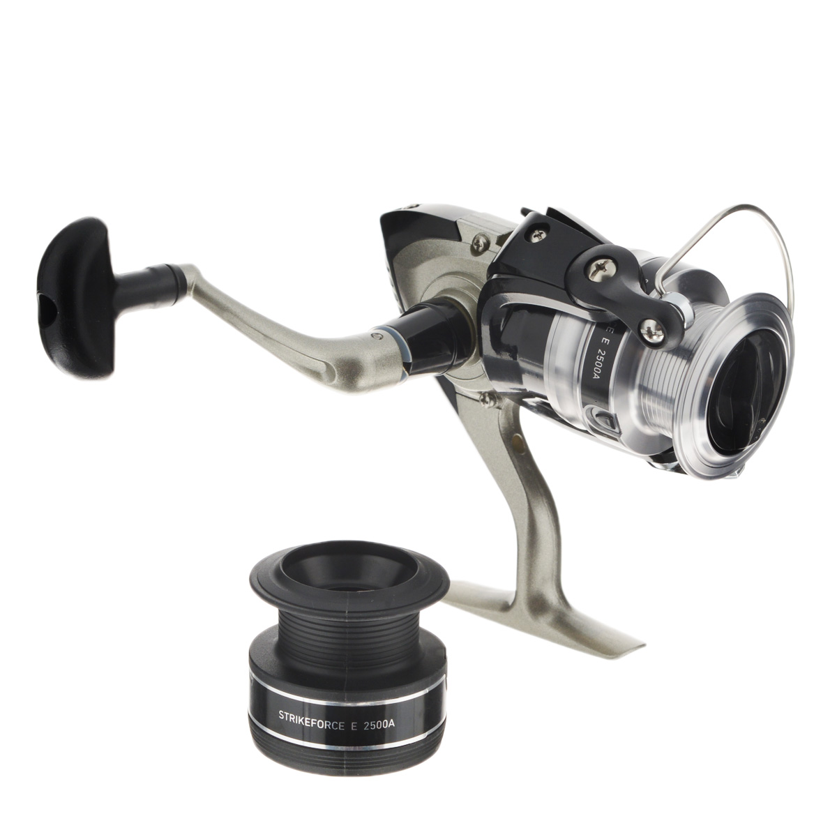 Катушка безынерционная Daiwa Strikeforce E 2500 A1083356 Катушка безынерционная Daiwa Strikeforce E 2500 A1083356Daiwa Strikeforce E 2500 A - это наше новое предложение для начинающих рыболовов. В катушке применена технология Daiwa Twistbuster для ролика лесоукладывателя, которая призвана устранить проблему с перекручиванием лески во время ловли. Разумеется, в катушках Strikeforce E также используется технология обработки шестерен Digigear.В комплекте дополнительная шпуля.Вес катушки: 300 г.Емкость шпули: 0,25 мм - 190 м, 0,28 - 155 м, 0,3 мм - 130 м.Намотка за оборот ручкой: 79 см.