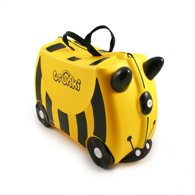 Trunki Чемодан-каталка Пчела0044-GB01-P1 Trunki Чемодан-каталка Пчела0044-GB01-P1Детский чемодан-каталка Trunki Пчела - оригинальный чемодан на колесах, созданный, чтобы избавить маленьких путешественников от скуки и усталости.Корпус чемодана выполнен в форме седла, чтобы маленькому наезднику было комфортно сидеть. Расцветка такого чемодана-каталки похожа на маленькую пчелку. А когда катишься на нем, представляется, что летишь на спине этого насекомого. Малыш может держаться за специальные рожки на передней части чемодана. Форма рожек специально разработана для детских ручек. Чемодан имеет 4 колеса и стабилизаторы, которые не позволят чемодану опрокинуться. Для переноски у чемодана предусмотрены 2 текстильные ручки, а также ремень через плечо, который можно использовать для буксировки чемодана. Чемодан содержит вместительное отделение с фиксирующейся Х-образной резинкой. Также в чемодане имеется длинный кармашек для мелочей. Закрывается чемодан на две защелки. Крышка чемодана плотно прилегает к основанию, уплотнитель между ними не позволит мелким предметам выпасть из него.Чемодан-каталка Trunki Пчела поможет ребенку не заскучать во время длительных перелетов и ожидания в аэропорту.