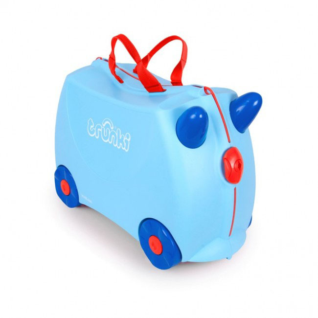 Trunki Чемодан-каталка ДжорждГризли Trunki Чемодан-каталка ДжорждГризлиДетский чемодан-каталка Trunki Джоржд - оригинальный чемодан на колесах, созданный, чтобы избавить маленьких путешественников от скуки и усталости.Корпус чемодана выполнен в форме седла, чтобы маленькому наезднику было комфортно сидеть. Чемодан представлен в голубом цвете. Малыш может держаться за специальные рожки на передней части чемодана. Форма рожек специально разработана для детских ручек. Чемодан имеет 4 колеса и стабилизаторы, которые не позволят чемодану опрокинуться. Для переноски у чемодана предусмотрены 2 текстильные ручки, а также ремень через плечо, который можно использовать для буксировки чемодана. Чемодан содержит вместительное отделение с фиксирующейся Х-образной резинкой. Также в чемодане имеется длинный кармашек для мелочей. Закрывается чемодан на две защелки. Крышка чемодана плотно прилегает к основанию, уплотнитель между ними не позволит мелким предметам выпасть из него.Чемодан-каталка Trunki Джоржд поможет ребенку не заскучать во время длительных перелетов и ожидания в аэропорту.