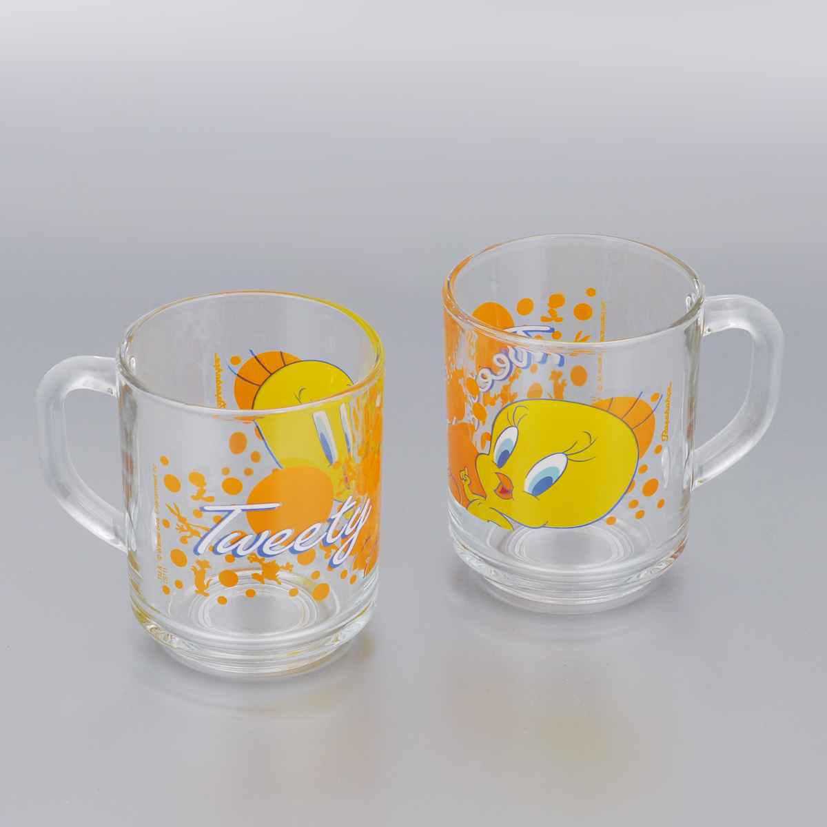 Набор кружек Pasabahce Tweety, 250 мл, 2 шт115510 Набор кружек Pasabahce Tweety, 250 мл, 2 шт115510Набор Pasabahce Tweety состоит из двух кружек с удобными ручками, выполненных из прочного натрий-кальций-силикатного стекла. Кружки декорированы изображением Диснеевского героя - Твити. Изделия хорошо удерживают тепло, не нагреваются. На них не выгорает и не вымывается рисунок. Теперь заставить вашего малыша сесть поесть будет очень просто. Посуда Pasabahce будет радовать детей яркими и интересными рисунками, а родителей качеством изготовления. Не рекомендуется мыть в посудомоечных машинах и использовать в микроволновых печах.Диаметр кружки по верхнему краю: 7 см. Высота кружки: 8,5 см. 250 мл