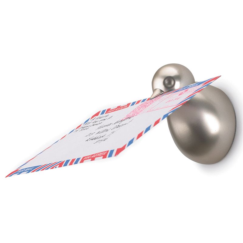 Вешалки с магнитами Umbra Birdie, 3 шт10503 Вешалки с магнитами Umbra Birdie, 3 шт10503Настенные вешалки с магнитами Umbra Birdie обладают потрясающей способностью навести порядок во всех мелочах за считанные минуты. Вешалки выполнены из металла с серебристым покрытием в виде птичек. Птички магнитные и притягивают все металлические мелочи, а в клювике отлично помещаются письма и бумаги. Крепежные элементы для монтажа к стене входят в комплект. Размер вешалки: 5 см х 5 см х 7 см.