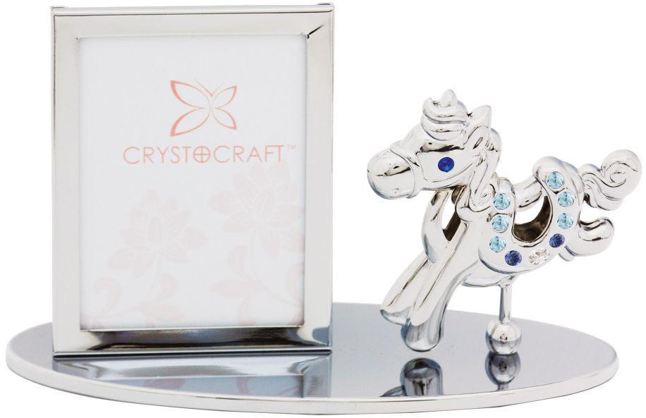 Фоторамка Crystocraft ЛошадкаTHN132N Фоторамка Crystocraft ЛошадкаTHN132NФоторамка Crystocraft Лошадка выполнена из высококачественной стали с использованием кристаллов Swarovski синего, голубого и белого цвета. Оригинальная композиция серебристого цвета выполнена в виде прямоугольной фоторамки и фигурки лошадки на овальной подставке. Фоторамка Crystocraft Лошадка подчеркнет ваше безупречное чувство красоты и стиля, а также станет приятным подарком вашим друзьям и близким.Материал: сталь, кристаллы Swarovski.Размер декоративной композиции (ДхВхШ): 10 см х 6,5 см х 4,5 см.Размер фоторамки: 5,5 см х 4,5 см.Размер фото: 5 см х 3,5 см.