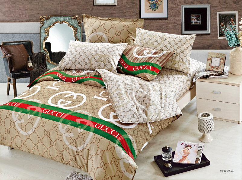 Комплект белья Amore Mio ZHG Gucci, семейное. 68078391602 Комплект белья Amore Mio ZHG Gucci, семейное. 68078391602Amore Mio – Комфорт и Уют - Каждый день! Amore Mio предлагает оценить соотношению цены и качества коллекции.Разнообразие ярких и современных дизайнов прослужат не один год и всегда будут радовать Вас и Ваших близких сочностью красок и красивым рисунком. Что такое Satin/Сатин.-это ткань сатинового (атласного) переплетения нитей. Имеет гладкую, шелковистую лицевую поверхность, на которой преобладают уточные нити (уток – горизонтально расположенные в тканом полотне нити). Сатин изготавливается из крученой хлопковой нити двойного плетения. Он чрезвычайно приятен на ощупь, не электризуется и не скользит по кровати. Сатин прекрасно сохраняет форму и не мнется, отлично пропускает воздух, что позволяет телу дышать и дарит здоровый и комфортный сон. Пододеяльник-150*215(2шт.), Простыня-225*250, наволочки-50*70(2шт.),70*70(2шт)