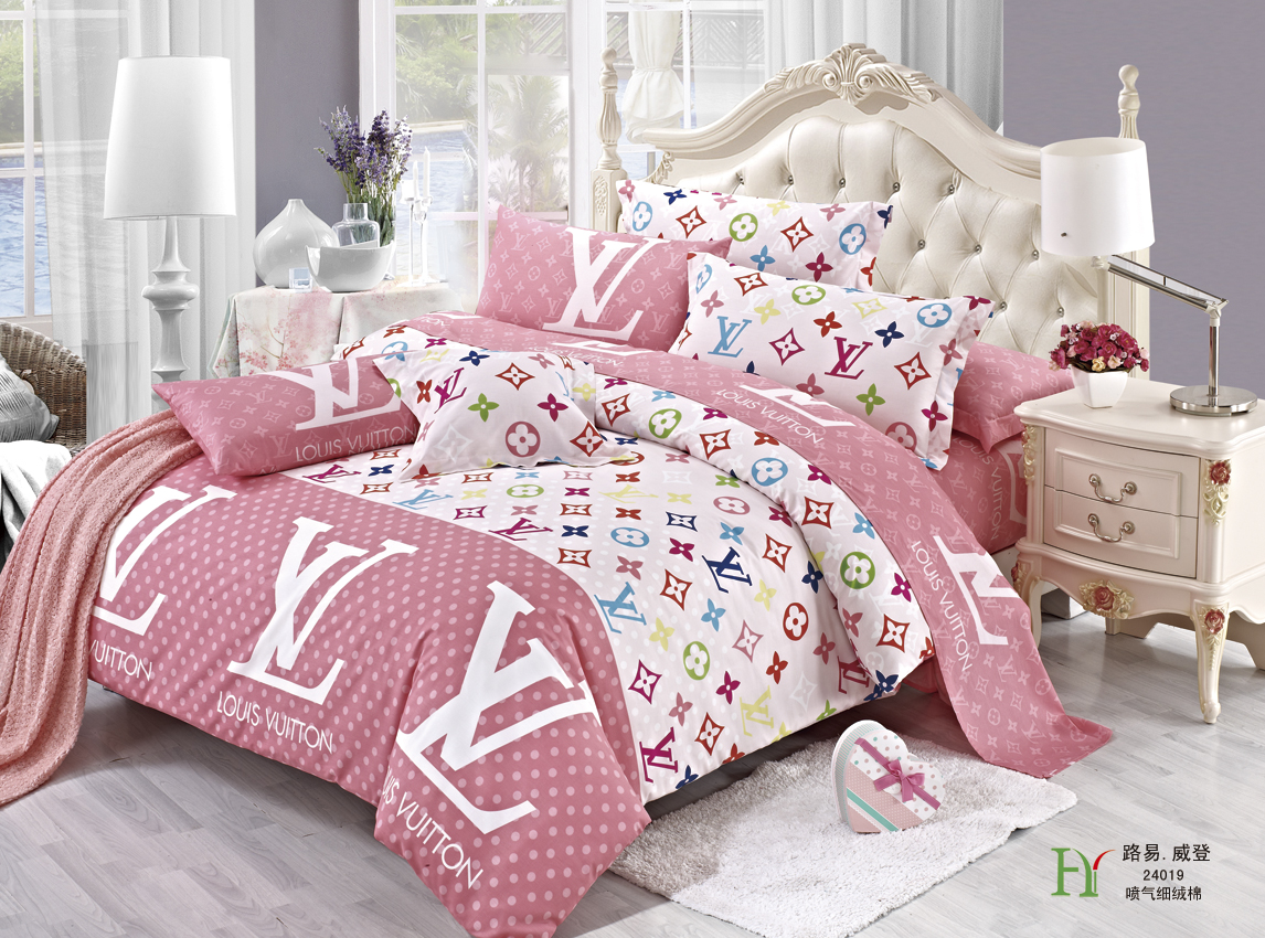 Комплект белья Amore Mio ZHG LV, 2-спальное. 69656Суховей — М 8 Комплект белья Amore Mio ZHG LV, 2-спальное. 69656Суховей — М 8Amore Mio – Комфорт и Уют - Каждый день! Amore Mio предлагает оценить соотношению цены и качества коллекции.Разнообразие ярких и современных дизайнов прослужат не один год и всегда будут радовать Вас и Ваших близких сочностью красок и красивым рисунком. Что такое Satin/Сатин.-это ткань сатинового (атласного) переплетения нитей. Имеет гладкую, шелковистую лицевую поверхность, на которой преобладают уточные нити (уток – горизонтально расположенные в тканом полотне нити). Сатин изготавливается из крученой хлопковой нити двойного плетения. Он чрезвычайно приятен на ощупь, не электризуется и не скользит по кровати. Сатин прекрасно сохраняет форму и не мнется, отлично пропускает воздух, что позволяет телу дышать и дарит здоровый и комфортный сон. Пододеяльник-180*215, Простыня-200*225, наволочки-70*70(2шт)