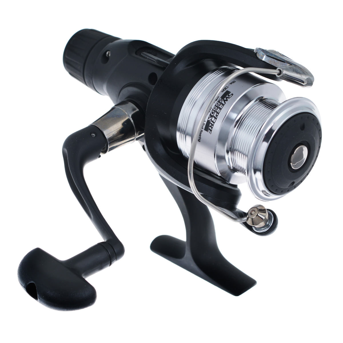 Катушка безынерционная Daiwa Sweepfire 2550 X, цвет: черный95939-55 Катушка безынерционная Daiwa Sweepfire 2550 X, цвет: черный95939-55Daiwa Sweepfire 2550 X - отличная катушка из новой серии с задним фрикционом.Особенности катушки:TWIST BUSTER - противозакручиватель лески с покрытием твердым хромом и нитридом титана, защищенный бамперным элементом. 1 подшипник + 1 роликовый подшипник. Алюминиевая шпуля.ABS - специально разработанная Daiwa шпуля уменьшает вероятность образования бороды и способствуют дальности заброса. Благодаря увеличенному диаметру шпули повышается скорость намотки и улучшается работафрикциона. Закручивающаяся рукоятка Daiwa. 2 варианта формы клавиш рукоятки (I-Shape & T-shape) на 2 подшипниках. Обычная дужка.Вес катушки: 330 г.Емкость шпули: 0,28 мм - 130 м.Намотка за оборот ручки: 82 см.