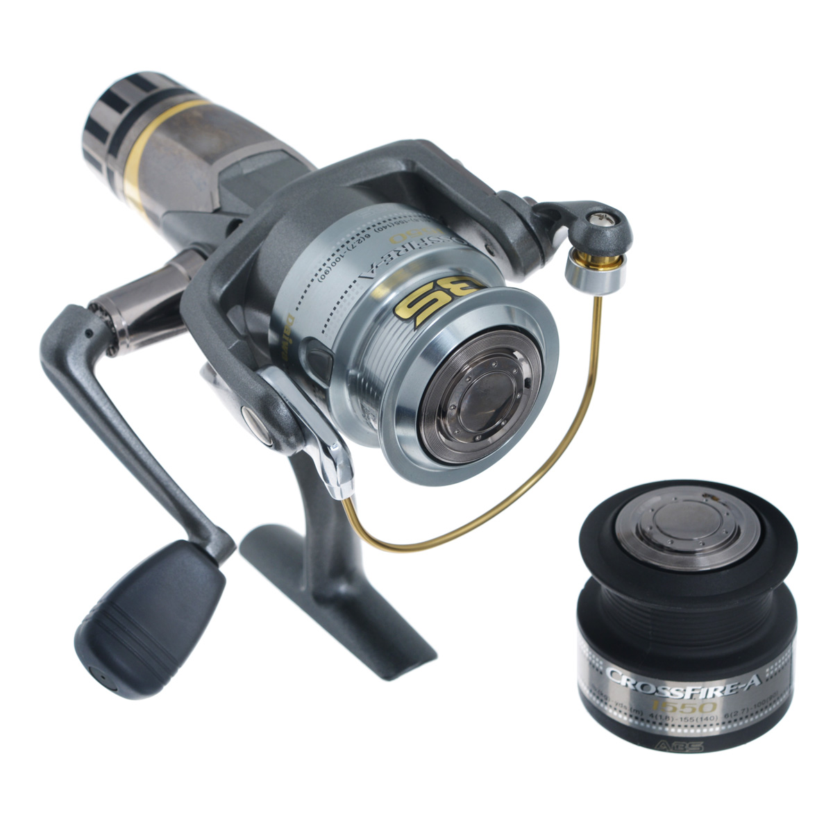 Катушка безынерционная Daiwa Crossfire 1550 A, цвет: темно-серыйMABLSEH10001 Катушка безынерционная Daiwa Crossfire 1550 A, цвет: темно-серыйMABLSEH10001Серия Crossfire предлагает вам отличный уровень работы за разумную цену.Система ABS Anti Backlash.Противозакручиватель лески Twistbuster.Система Infinite Anti-Reverse.3 шарикоподшипника.Реактивная система drag.Кнопка drag в мягкой оболочке.Ручка дужки с покрытием из нитрида титана. Вес катушки: 285 г.Емкость шпули: 0,2 мм - 140 м, 0,25 мм - 90 м, 0,28 мм - 75 м.Намотка за оборот ручки: 71 см. В комплекте поставляется бесплатная шпуля.