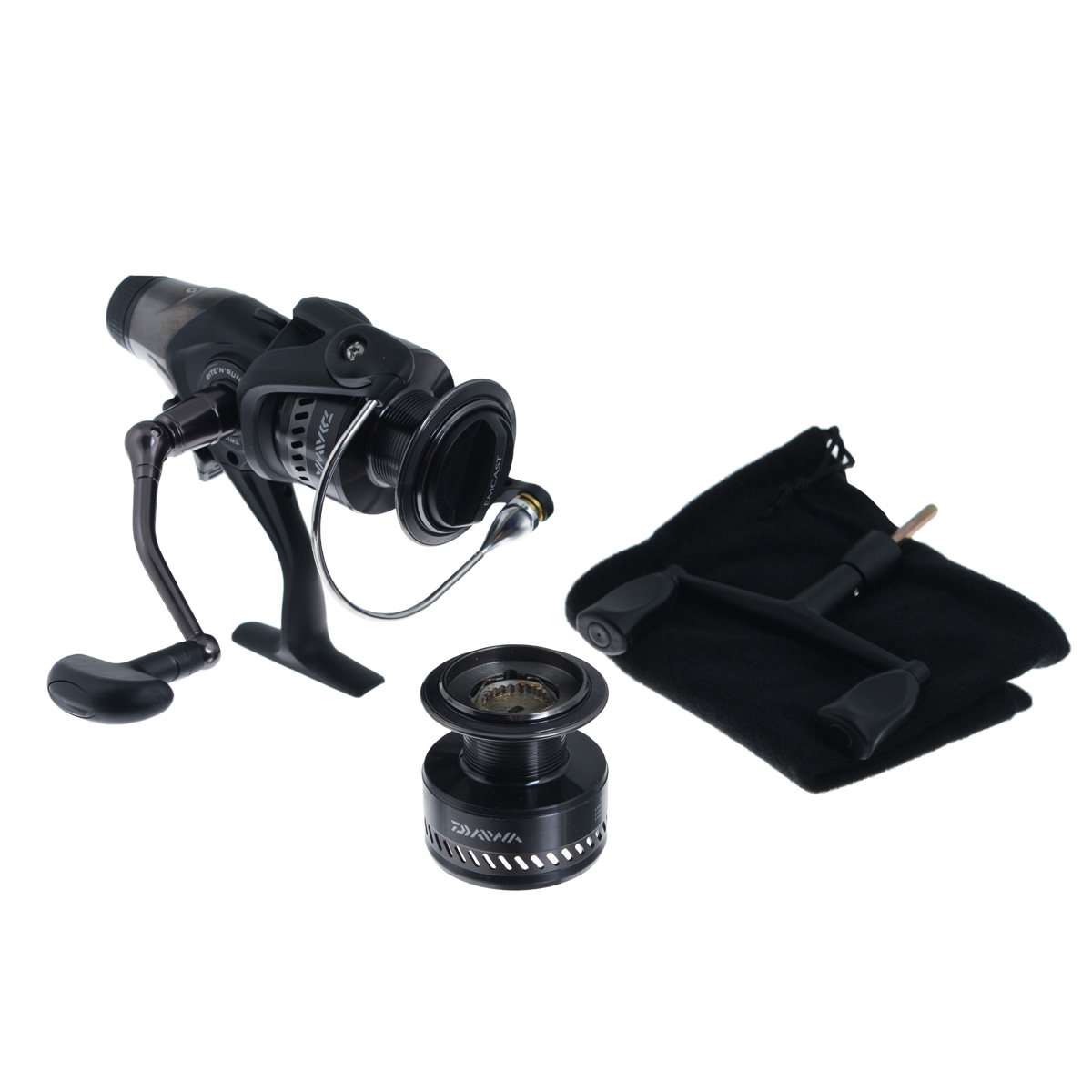 Катушка безынерционная Daiwa Emcast BR 5000A, цвет: темно-серый0049507 Катушка безынерционная Daiwa Emcast BR 5000A, цвет: темно-серый0049507Великолепная катушка Daiwa Emcast BR 5000A с мгновенной регулировкой фрикционного тормоза. Широкая размерная линейка и точно регулируемый механизм Bite n Run позволяют использовать EMCAST BR для ловли судака и угря, помимо традиционного для нее карпа. Катушка поставляется с точеной CNC алюминиевой ручкой и дополнительной двойной ручкой, которые вы можете поменять в зависимости от вашего желания. 7 шарикоподшипников.Противозакручивающий ролик Twist Buster. INFINITE ANTI-REVERSE - система мгновенного стопора обратного хода ротора. В основе лежит роликовыйподшипник, предотвращающий обратное вращение (блокировка по принципу обгонной муфты).TWIST BUSTER - противозакручиватель лески с покрытием твердым хромом и нитридом титана, защищенныйбамперным элементом.AIR BAIL - прелставляет собой полую цилиндрическую дужку с коническим основанием перед роликом лесоукладывателя.Вес катушки: 478 г.Емкость шпули: 0,32 мм - 370 м, 0,35 мм - 310 м, 0,4 мм - 230 м.Намотка за оборот ручки: 86 см.В комплект входит запасная алюминиевая шпуля.