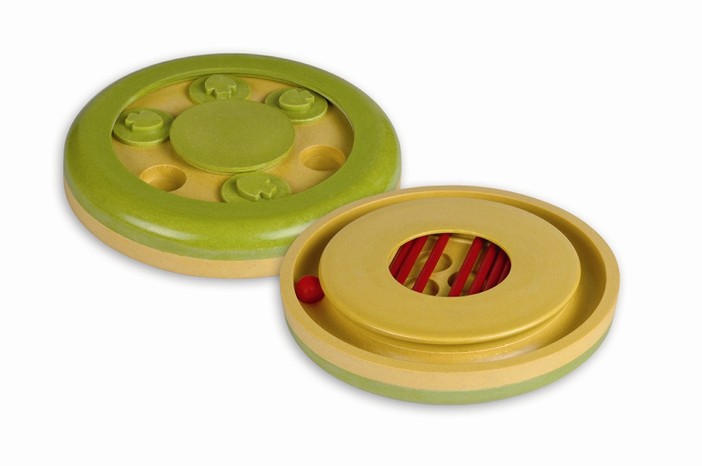 Игрушка-головоломка для кошек I.P.T.S. Shuffle, диаметр 25 см39780 Игрушка-головоломка для кошек I.P.T.S. Shuffle, диаметр 25 см39780Игрушка-головоломка для кошек I.P.T.S. Shuffle - это двухстороння игра для кошек, которая стимулирует природный игровой инстинкт, развивает ум, внимательность и сообразительность питомца. Перемещающиеся предметы головоломки бросают вызов кошки, заставляя ее часами играть и думать. Головоломка содержит две увлекательных игры. Первая из них - на ловкость и сообразительность: поместите лакомство в дырочки и закройте стрелочками, кошке нужно найти спрятанное лакомство, передвигая диски. Вторая игра - более сложная. Теперь дырочки закрыты палочками, которые также нужно двигать, чтобы отыскать лакомство. При этом рядом расположен вращающийся шарик, на который кошка непременно будет отвлекаться. Игрушка головоломка Shuffle для активных и умных котов.