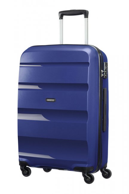 Чемодан American Tourister Bon Air, цвет: темно-синий, 57,5 лКостюм Охотник-Штурм: куртка, брюки Чемодан American Tourister Bon Air, цвет: темно-синий, 57,5 лКостюм Охотник-Штурм: куртка, брюкиЧемодан American Tourister Bon Air прекрасно подойдет для путешествий. Имеет жесткую форму. Выполнен из прочного полипропилена, материал внутренней отделки - полиэстеровая ткань серого цвета. Чемодан очень вместителен, он содержит продуманную внутреннюю организацию, которая позволяет удобно разложить вещи и избежать их сминания. Имеется одно большое отделение, закрывающееся по периметру на застежку-молнию с двумя бегунками. Внутри содержатся два больших отдела для хранения одежды с перекрещивающимися багажными ремнями, соединяющимися при помощи пластикового карабина. Отдел на крышке скрытый и закрывается на молнию. Также внутри имеется два сетчатых кармана на молнии и дополнительное отделение на молнии. Для удобной перевозки чемодан оснащен четырьмя маневренными колесами, которые обеспечивают легкость перемещения в любом направлении. Телескопическая ручка выдвигается нажатием на кнопку и фиксируется в 2-х положениях. Сверху предусмотрена ручка для поднятия чемодана. Небольшие размеры позволяют проносить чемодан в салон самолета в качестве ручной клади. Чемодан оснащен кодовым замком TSA, который исключает возможность взлома. Отверстие в кодовом замке предназначено для работников таможни (открытие багажа для досмотра без присутствия хозяина). Ключ находится только у таможни. Чемодан American Tourister Bon Air идеально подходит для поездок и путешествий. Он вместит все необходимые вещи и станет незаменимым аксессуаром во время поездок. Размер чемодана (ДхШхВ): 46 см x 66 см х 25,5 см. Высота чемодана (с учетом колес и максимально выдвинутой ручки): 104 см. Максимальная высота выдвижной ручки: 44 см. Диаметр колеса: 5 см.