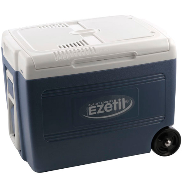 Термоэлектрический контейнер охлаждения Ezetil E 40 М 12/230V, на колесах, цвет: голубой, 40 лTC-14FL-AC Термоэлектрический контейнер охлаждения Ezetil E 40 М 12/230V, на колесах, цвет: голубой, 40 лTC-14FL-ACТермоэлектрический контейнер охлаждения Ezetil предназначен для использования в салоне автомобиля в качестве портативного холодильника. Контейнер выполнен из высококачественного пищевого пластика. Корпус гладкий, эргономичного дизайна, ударопрочный. Принцип действия термоэлектрического контейнера (холодильника) основан на свойстве полупроводниковых пластин, это свойство получило название эффект Пельтье. При протекании тока через полупроводниковую пластину одна сторона ее охлаждается (этой стороной пластина обращена внутрь контейнера), другая сторона - нагревается (эта сторона обращена наружу и охлаждается вентилятором). Мощная, не нуждающаяся в техобслуживании охлаждающая система Peltier гарантирует оптимальную мощность охлаждения. Модель оснащена интеллектуальной системой энергосбережения.Изоляция с наполнителем из пеноматериала поддерживает в холодном состоянии пищу и напитки в течение длительного времени в т.ч. и без подачи электроэнергии. Для повышения эффективности термоэлектрического контейнера (холодильника), а также когда он не подключен к сети (например, на даче, на пикнике) внутрь автохолодильника можно поместить аккумуляторы холода (в комплект не входят). Контейнер работает от бортовой сети автомобиля 12 вольт, а также от домашней сети 220 вольт, что позволяет хранить продукты неограниченно длительное время (например, на даче). Шнуры питания вмонтированы в специальный отсек на тыльной части крышки. Контейнер имеет широко открывающуюся крышку для легкого доступа к продуктам. Крышка плотно и герметично закрывается. Данная модель имеет складную пластиковую ручку и два колеса, что позволяет удобно транспортировать холодильник. Литые ручки по бокам для удобной выгрузки и загрузки контейнера в багажник автомобиля. Контейнер очень вместительный: в него с легкостью вместятся 3 бутылки по 1,5 л и 6 бутылок по 0,7 л или 44 алюминиевых банки по 0,33 л. Конструкция и форм-фактор данной модели позволяет использовать холодильник, как в горизонтальном положении, так и в вертикальном. Такой контейнер можно взять с собой куда угодно: на отдых, пикник, кемпинг, на дачу, на рыбалку или охоту и т.д. Идеальный вариант для отдыха всей семьей. Рабочее напряжение: 12 Вольт. Потребляемая мощность: 48 Ватт.Внутренний размер: 40,5 х 31 х 31 см.