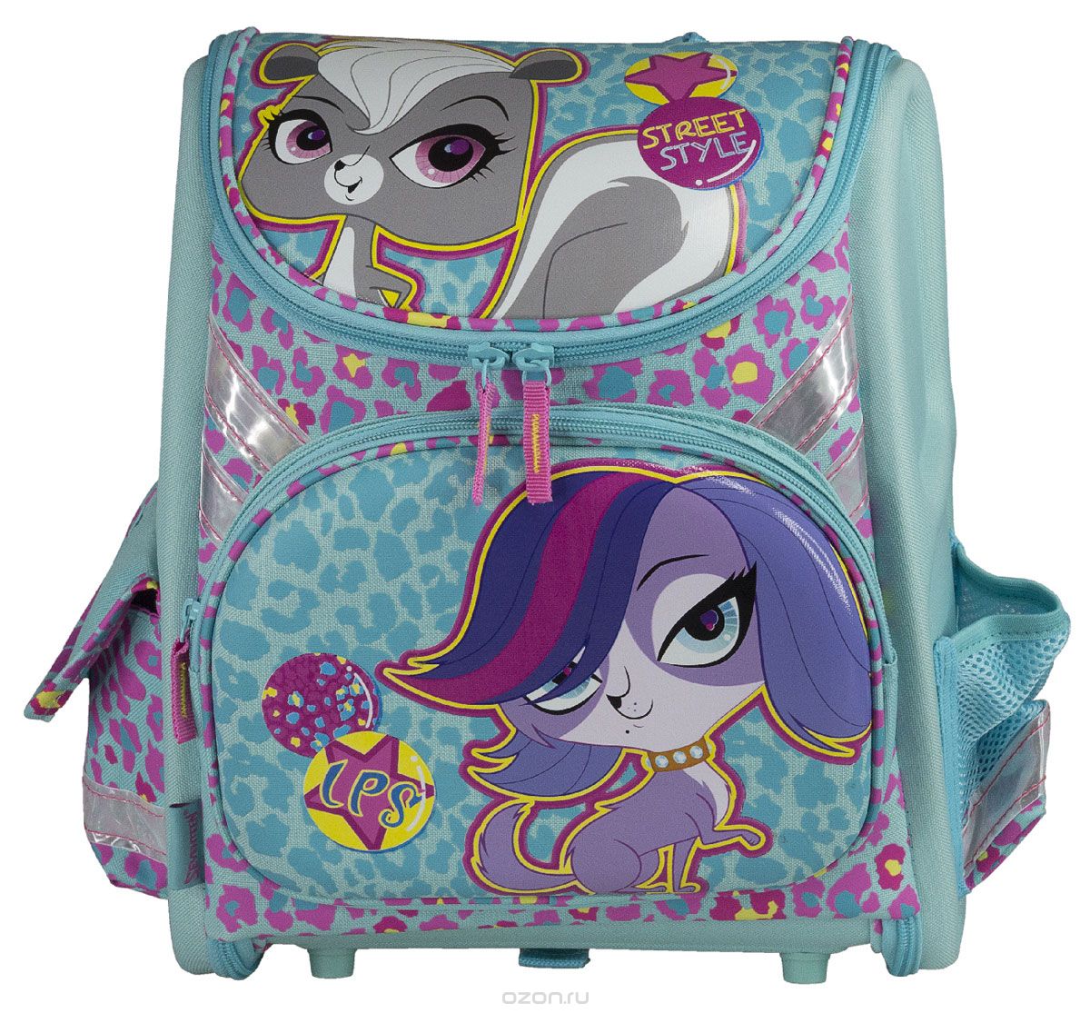 Ранец школьный Kinderline Littlest Pet Shop, цвет: бирюзовый72523WD Ранец школьный Kinderline Littlest Pet Shop, цвет: бирюзовый72523WDРанец школьный Kinderline Littlest Pet Shop выполнен из современного легкого и прочного материала бирюзового цвета с ярким рисунком. Ранец имеет одно основное отделение, закрывающееся на молнию с двумя бегунками. Ранец полностью раскладывается. Внутри главного отделения расположены: накладной сетчатый карман и два разделителя с утягивающей резинкой, предназначенные для размещения предметов без сложения, размером до формата А4 включительно. На лицевой стороне ранца расположен накладной карман на молнии. По бокам ранца размещены два дополнительных накладных кармана, один под клапаном на липучке, и один открытый. Рельеф спинки ранца разработан с учетом особенности детского позвоночника.Ранец оснащен ручкой для переноски и двумя широкими лямками, регулируемой длины. Дно ранца защищено пластиковыми ножками. Ранец оснащен удобной ручкой для переноски и двумя широкими лямками, регулируемой длины. Многофункциональный школьный ранец станет незаменимым спутником вашего ребенка в походах за знаниями.