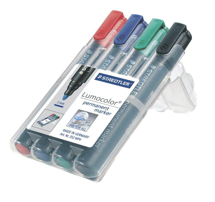 Staedtler Набор перманентных маркеров Lumocolor 4 цветаFS-00897 Staedtler Набор перманентных маркеров Lumocolor 4 цветаFS-00897Перманентные маркеры Staedtler Lumocolor применяются для письма на различных типах поверхностей: бумаге, пластике, стекле, фарфоре, дереве, металле, флипчарте и так далее.Быстросохнущие водостойкие чернила на спиртовой основе практически не имеют запаха. Уникальная система DRY SAFE позволяет оставлять маркер без колпачка на несколько дней без угрозы высыхания. Маркеры могут дозаправляться без контакта и вытекания чернил. В наборе 4 маркера различных цветов.