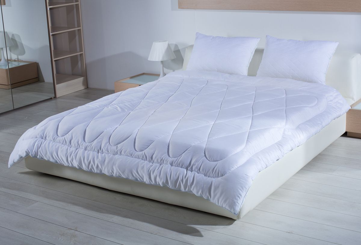 Одеяло Primavelle Silver Comfort, 200 х 220 см531-105 Одеяло Primavelle Silver Comfort, 200 х 220 см531-105Одеяло Primavelle Silver Comfort создано для тех, кто по-настоящему хочет позаботиться о своем здоровье и насладиться крепким сном.В состав наполнителя входят ионы серебра, которые обладают уникальными оздоравливающими свойствами: - помогают бороться со стрессом- лечат бессонницу- дарят комфортный сон.К тому же одеяло обладает свойствами терморегуляции. Постельные принадлежности с серебром обеспечивают оптимальный температурный режим в любую погоду. Низкая излучающая способность серебра приводит к тому, что постель гораздо дольше сохраняет тепло. Чехол выполнен из дамаст-сатина, которой не только надежно удерживает наполнитель внутри, но и обладает отличной гигиеничностью и гигроскопичностью. Состав:- ткань: дамаст-сатин (100% хлопок);- наполнитель: микроволокно с ионами серебра (100% полиэстер).