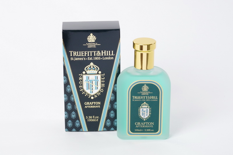 Truefitt&Hill Лосьон после бритья Grafton Aftershave 100 млWS 7064 Truefitt&Hill Лосьон после бритья Grafton Aftershave 100 млWS 7064TRUEFITT&HILL Grafton Aftershave 100 мл Лосьон после бритья. Это классический лесной аромат с пряными нотами назван в честь линейных кораблей Графтон ВМФ Великобритании. Поистине утончённый аромат, чьи верхние ноты свежей, пряной зелени переходят в насыщенную цветовую ноту и сменяются базовыми нотами из ценных пород дерева и амбры с лёгким оттенком натуральной кожи. Преимущества: Дезинфицирует, Снимает раздражение и успокаивает кожу. Финальный штрих в создании образа безупречного джентльмена. Продукт с притягательным мужским ароматом