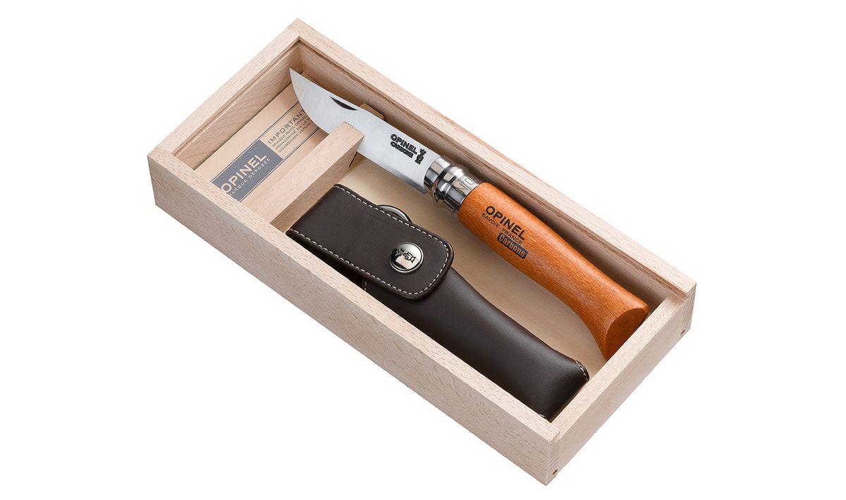 Нож Opinel n°8 углеродистая сталь, подарочная коробка, чехол 000815815 Нож Opinel n°8 углеродистая сталь, подарочная коробка, чехол 000815815Нож Opinel n°8 с лезвием из углеродистой стали. Подарочная коробка, чехол. Идеальный карманный нож для пикника, барбекю, походов, охоты и рыбалки. Углеродистая сталь ножа менее устойчива к корозии, на ней могут появиться пятна и разводы от лимонной кислоты, зато ее легко и быстро заточить. Viroblock - оригинальное запорное устройство, представляющее собой кольцо с прорезью, которое, будучи повернуто относительно оси ножа, упирается в пятку клинка и не дает ножу самопроизвольно складываться при работе или раскладываться в кармане. Конструкция эта защищена патентом и устанавливается на ножи Opinel с 1955 года, начиная с модели n°6.Характеристики ножа:Материал лезвия: сталь XC90 CarbonМатериал рукояти: букТип ножевого замка: ViroblockПриспособление для открытия клинка: насечка на лезвииДлина лезвия, см: 8,5Длина ножа, см: 19Ширина лезвия, мм: 1,7Длина в сложенном положении, см: 11Вес, г: 45Вес ножа с упаковкой, 225Материал чехла: кожа