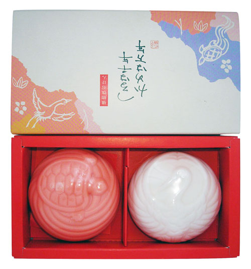 Master Soap Набор мыла “Журавль и черепаха”, 70 г*2 шт.105307 Master Soap Набор мыла “Журавль и черепаха”, 70 г*2 шт.105307Косметическое туалетное мыло “Мед и Персик” Мыло прекрасно очищает, за счет входящего в состав пальмового масла предотвращает сухость и шелушение, великолепно смягчает кожу, делая ее гладкой и здоровой. Обладает легким ароматом персика