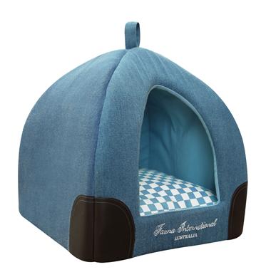 Домик для кошки CONTINENTAL IGLOO 35х35х40см25955 Домик для кошки CONTINENTAL IGLOO 35х35х40см25955Домик из голубого джинсового хлопка с фирменной вышивкой и кожаными углами с прострочкой. Отделан внутри голубым хлопком и двусторонней (клечатая/голубая) подушкой.